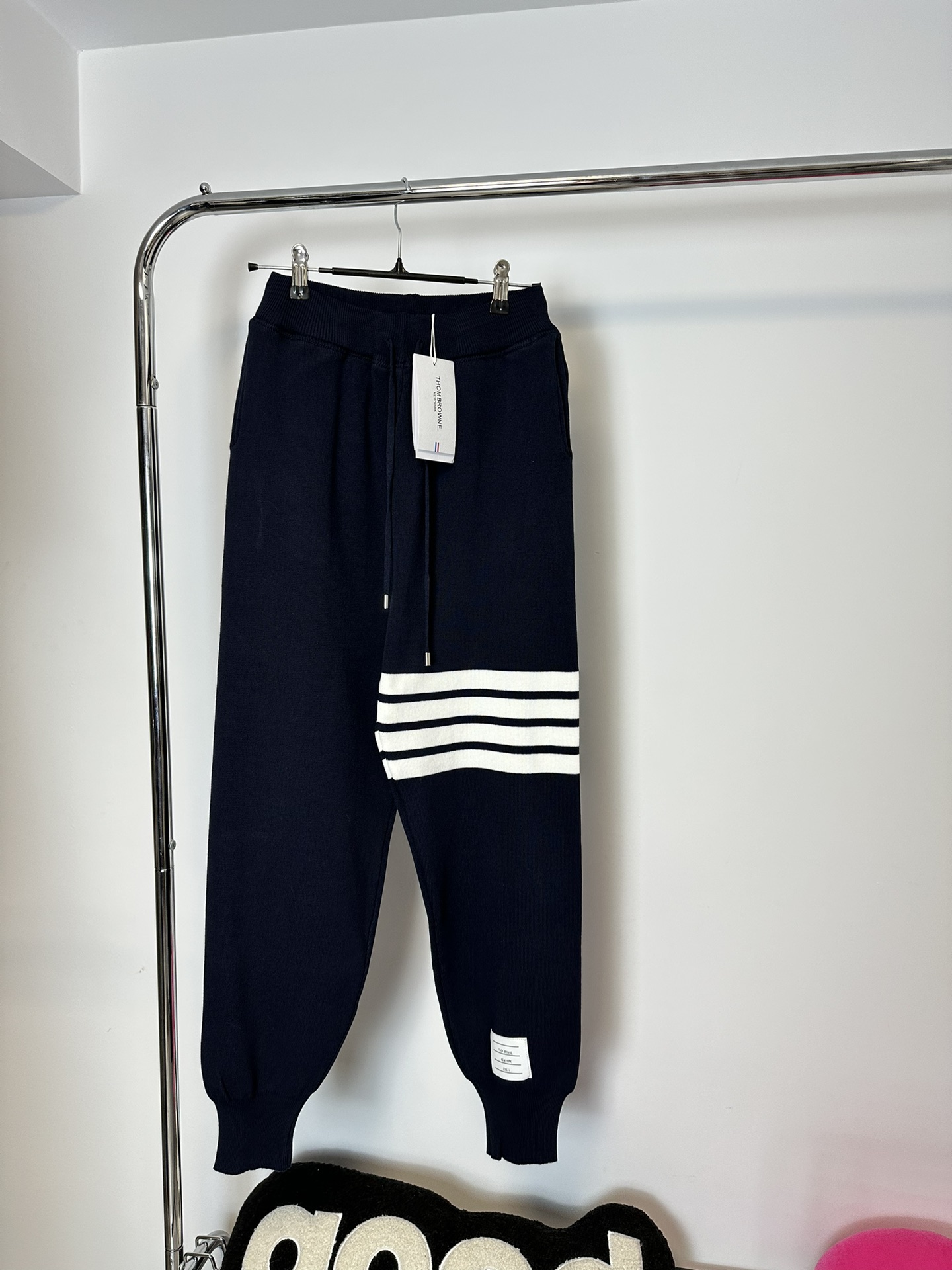 톰브라운(Thom Browne) 사선 암밴드 루프백 코튼 트레이닝 조거 팬츠