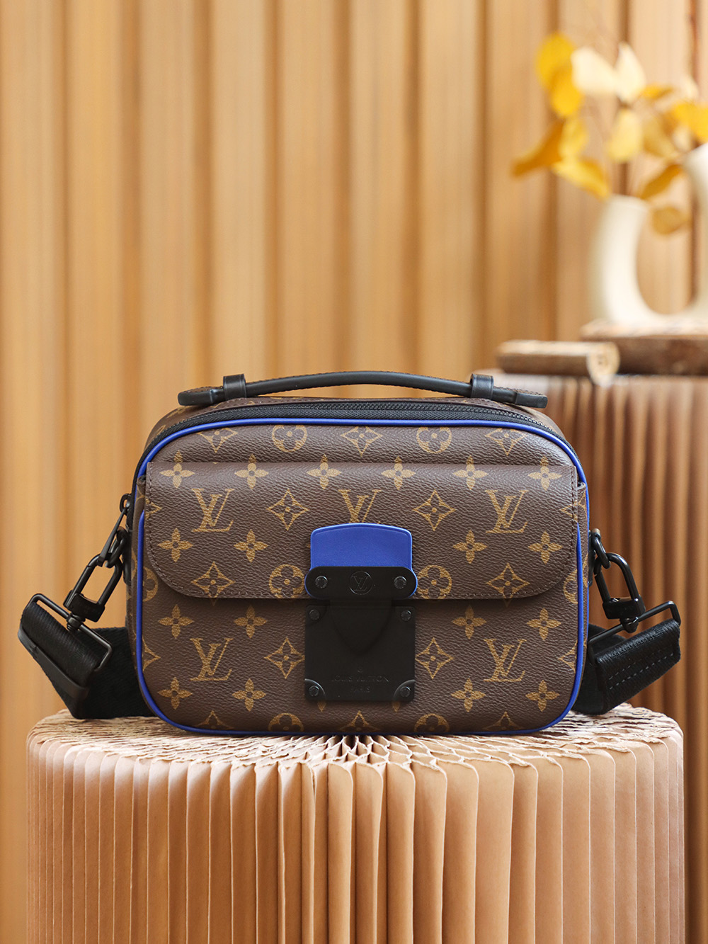 루이비통(Louis Vuitton) S 락 메신저 모노그램 마카사르