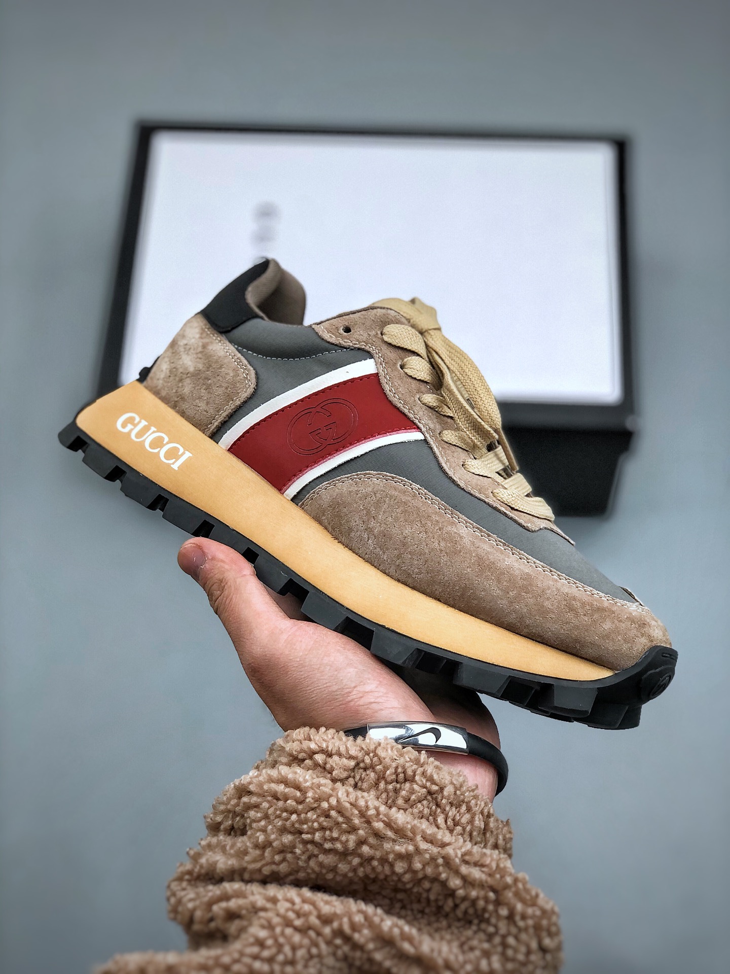 구찌 (Gucci) 리-모션 스니커즈