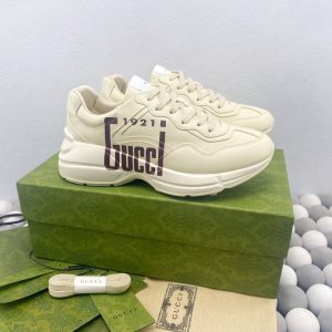 구찌(Gucci) 라이톤(Rhyton) '1921' 로고 스니커즈