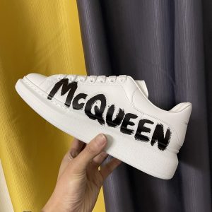 알렉산더 맥퀸 (Alexander McQueen) 오버사이즈 그래피티 스니커즈