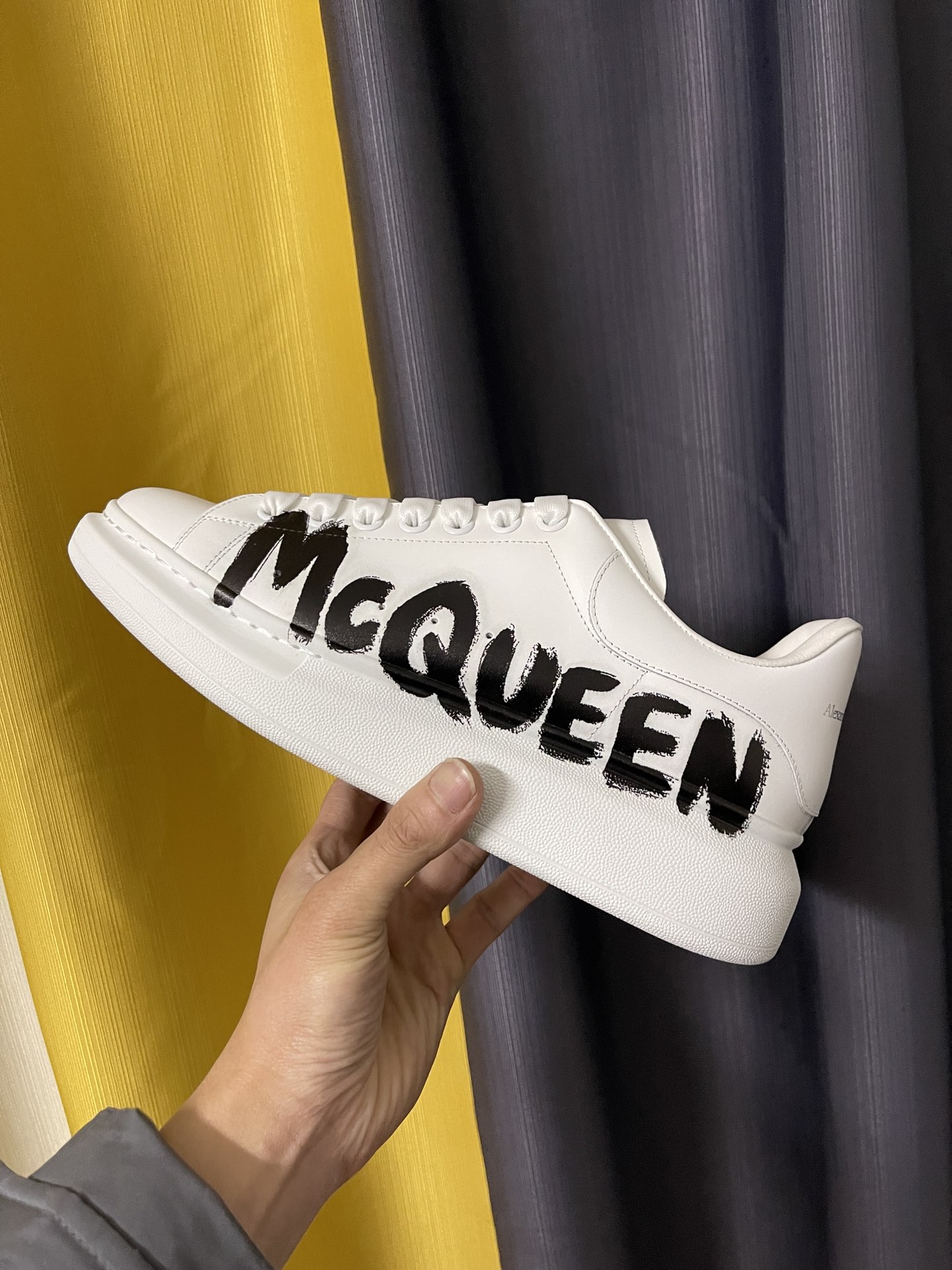 알렉산더 맥퀸 (Alexander McQueen) 오버사이즈 그래피티 스니커즈