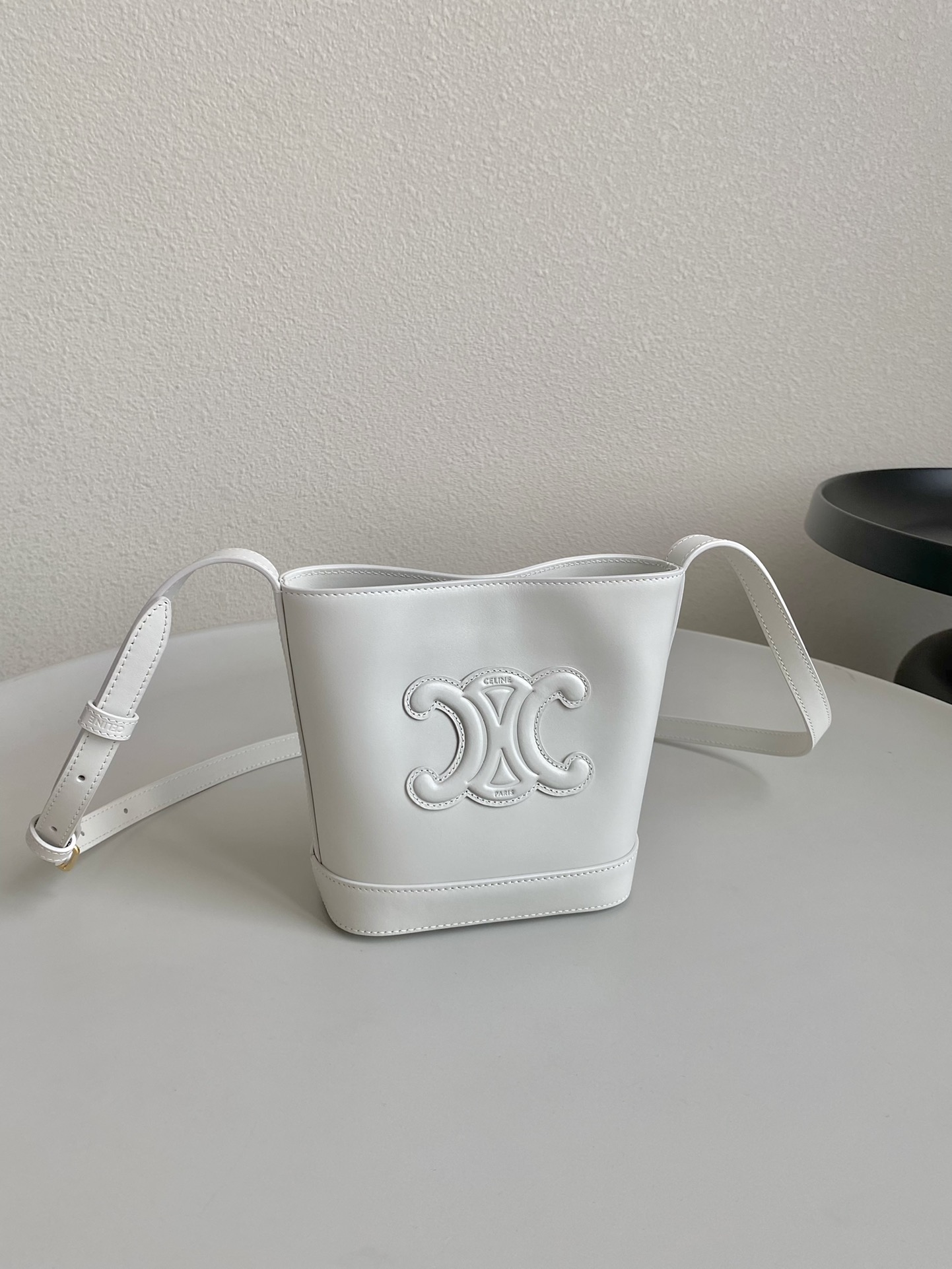 셀린느(CELINE) 퀴르 트리옹프 미니 버킷백