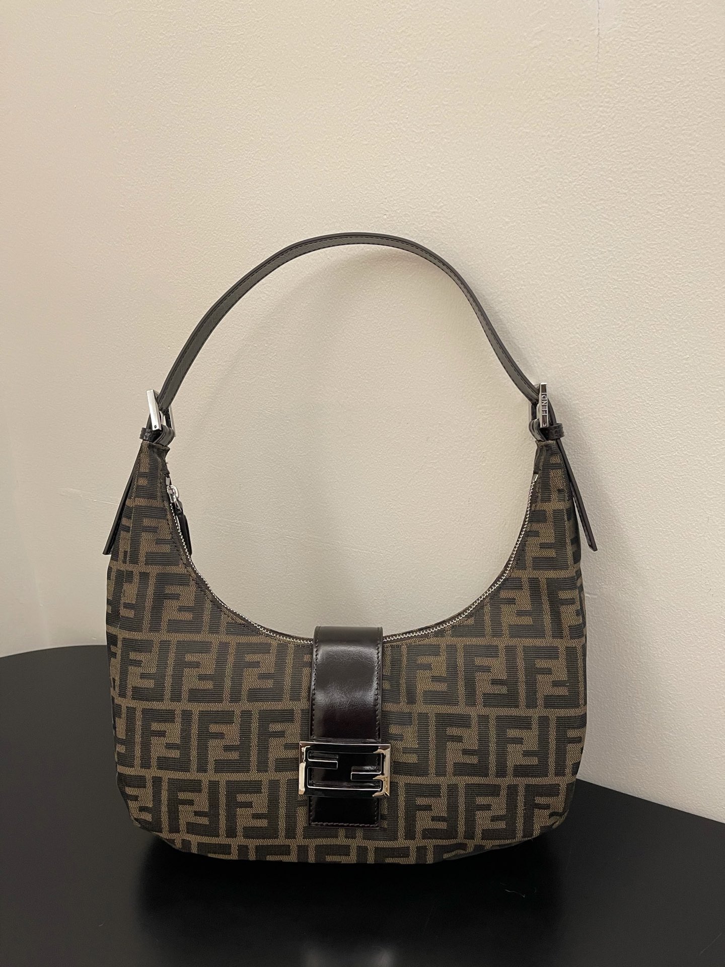 펜디(FENDI) 주카 캔버스 호보백