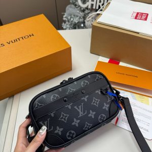 LOUIS VUITTON 파우치