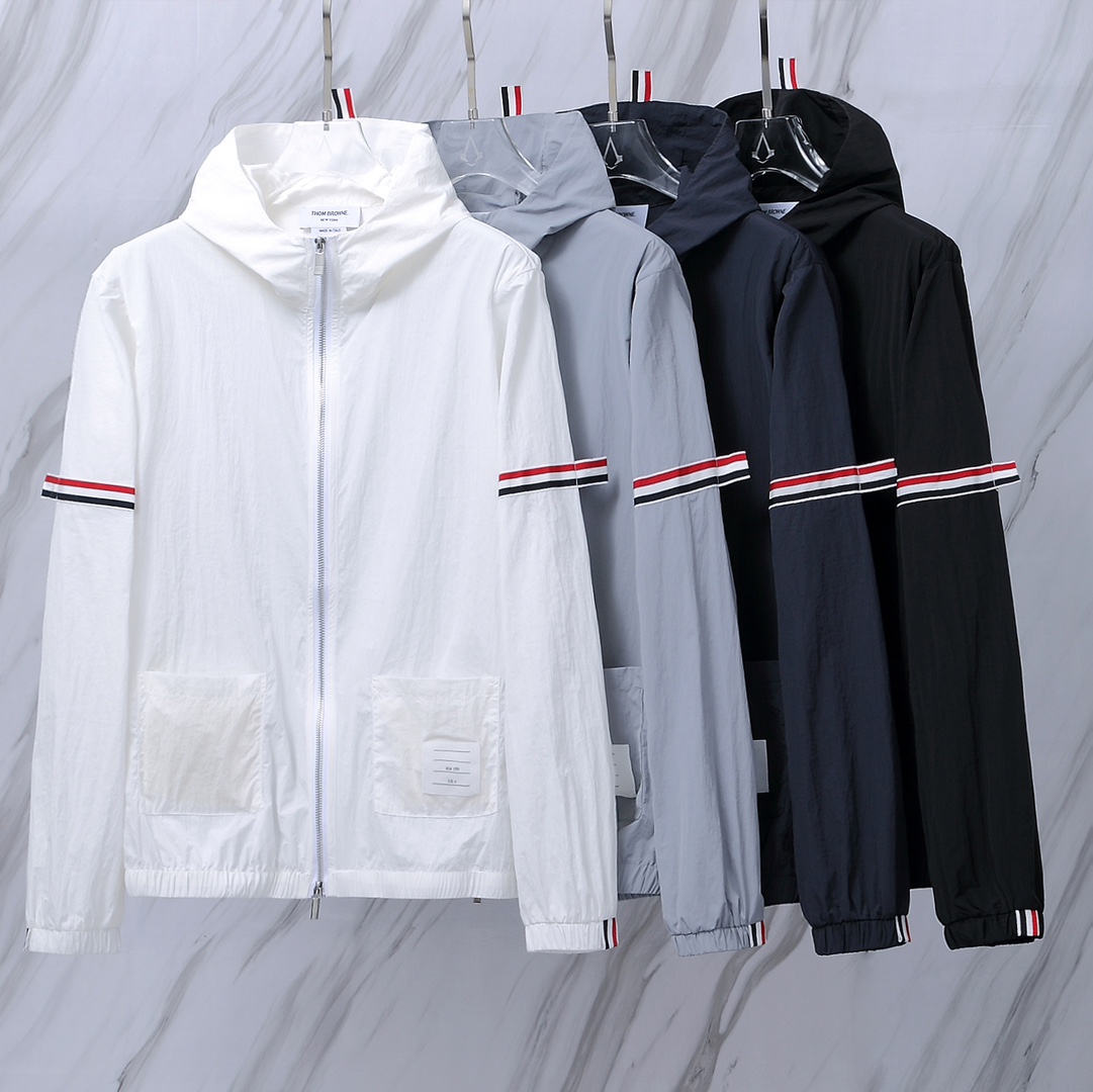 톰브라운(Thom Browne) RWB 스트라이프 암밴드 후드 윈드브레이커