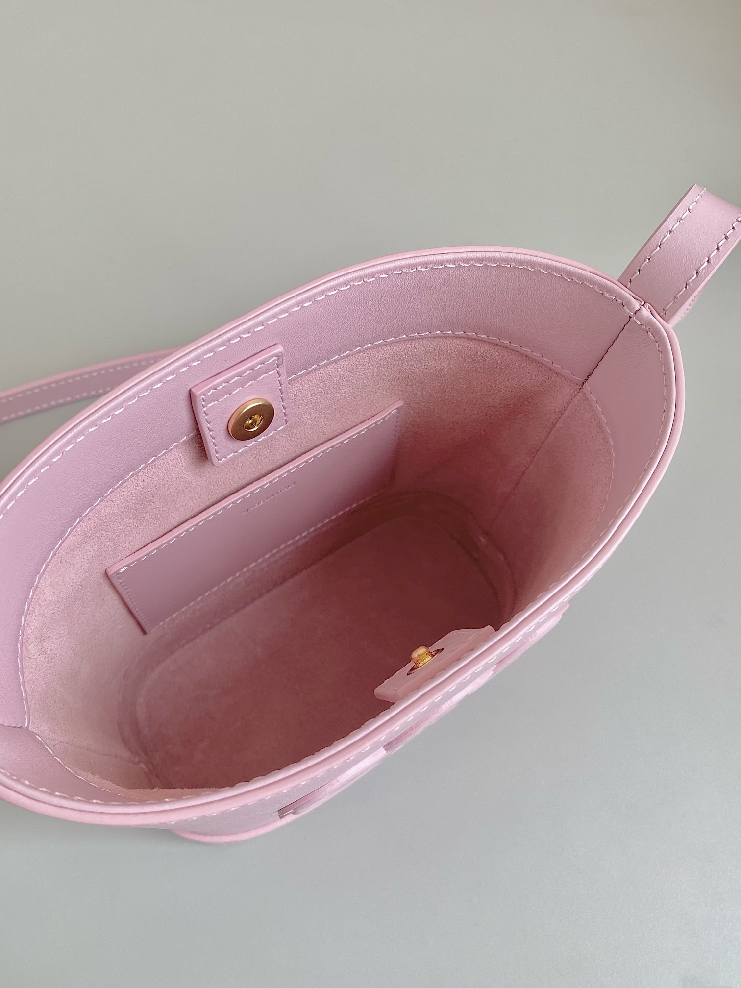 셀린느(CELINE) 퀴르 트리옹프 미니 버킷백 - 이미지 10