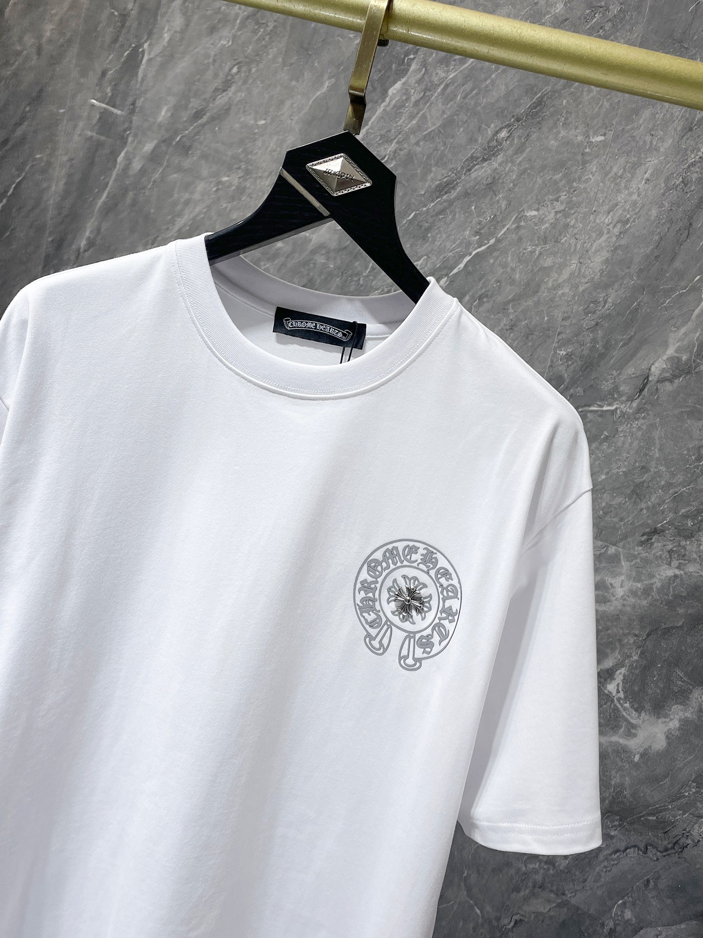 크롬하츠(Chrome Hearts)플로럴 십자가 레터링 핫픽스 반팔 티셔츠 - 이미지 3