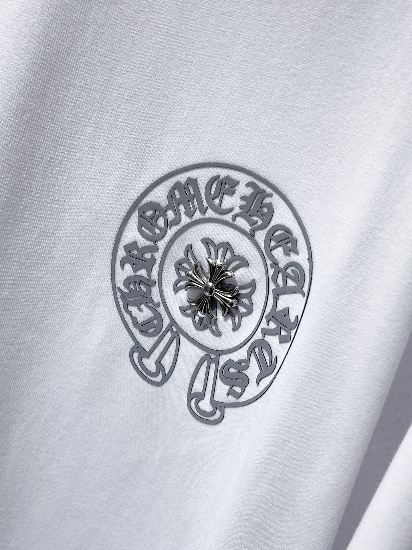 크롬하츠(Chrome Hearts)플로럴 십자가 레터링 핫픽스 반팔 티셔츠 - 이미지 4