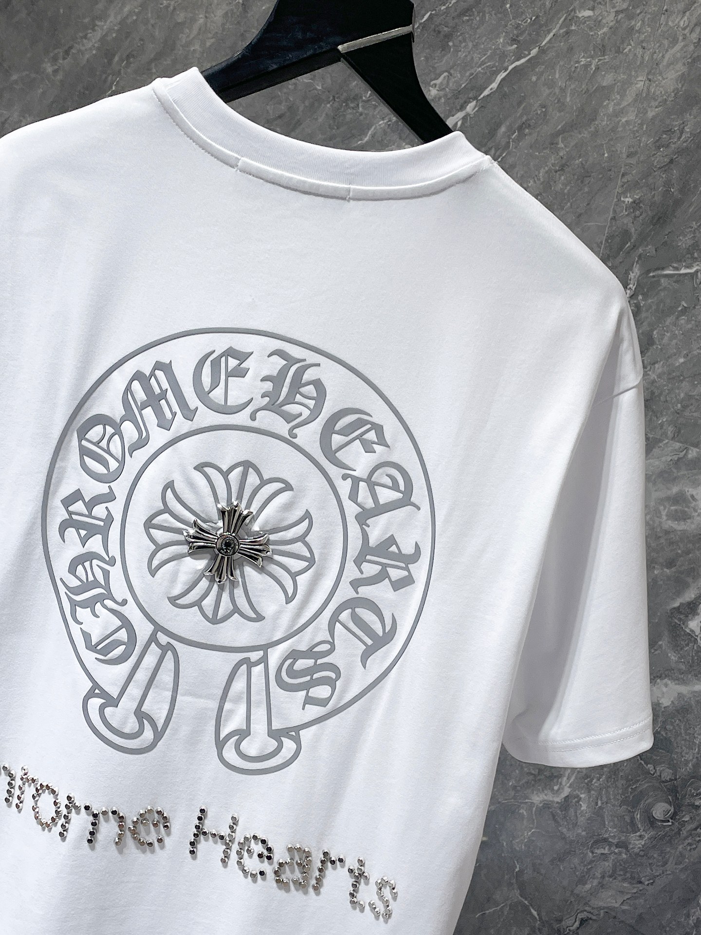 크롬하츠(Chrome Hearts)플로럴 십자가 레터링 핫픽스 반팔 티셔츠 - 이미지 5