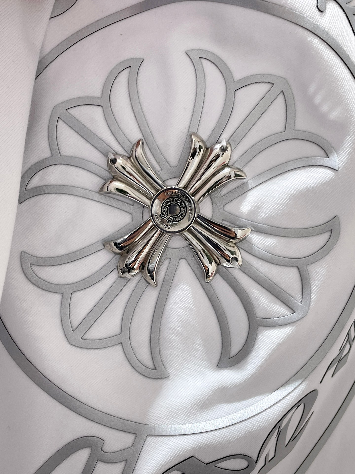 크롬하츠(Chrome Hearts)플로럴 십자가 레터링 핫픽스 반팔 티셔츠 - 이미지 6