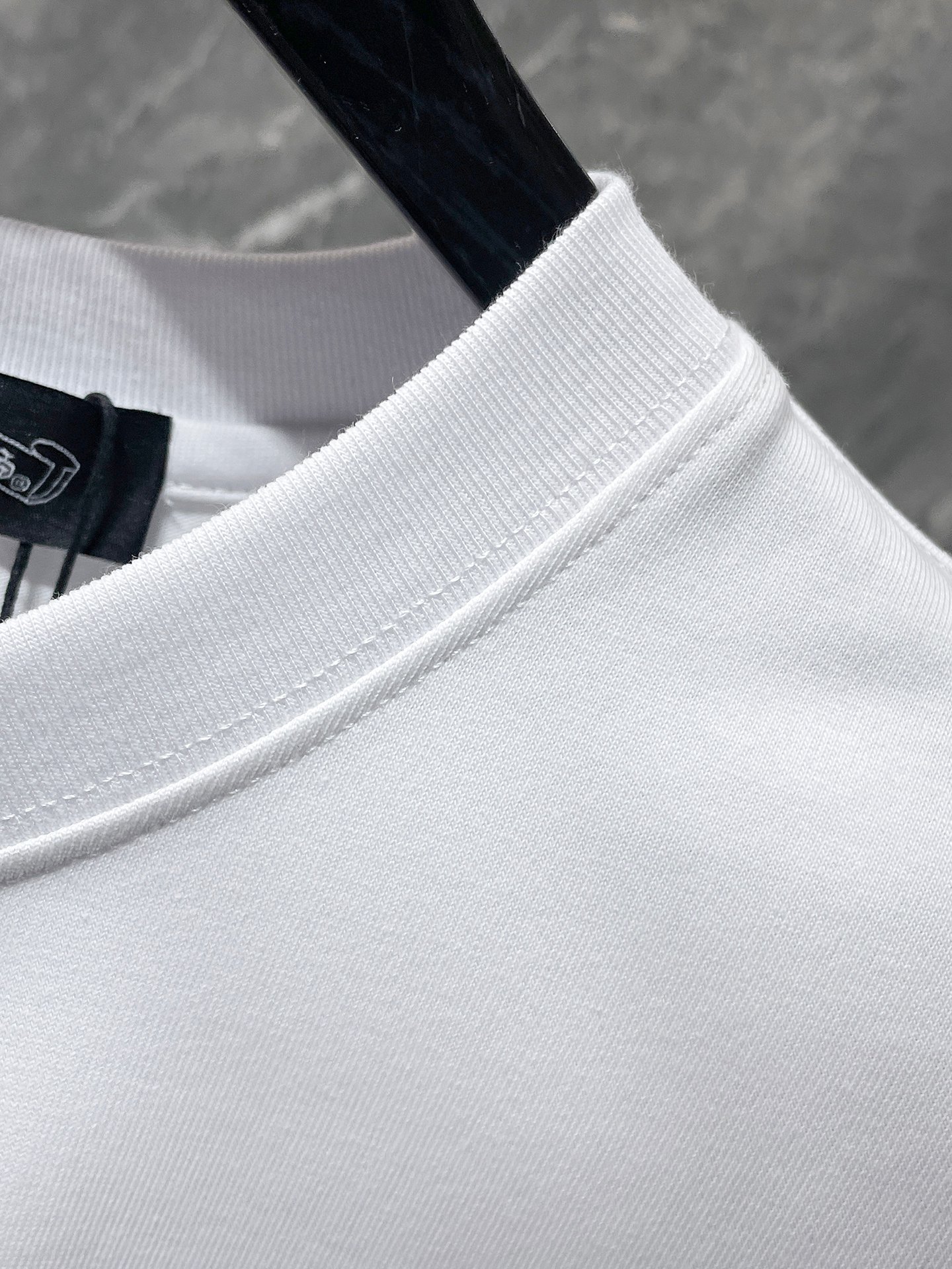 크롬하츠(Chrome Hearts)플로럴 십자가 레터링 핫픽스 반팔 티셔츠 - 이미지 7