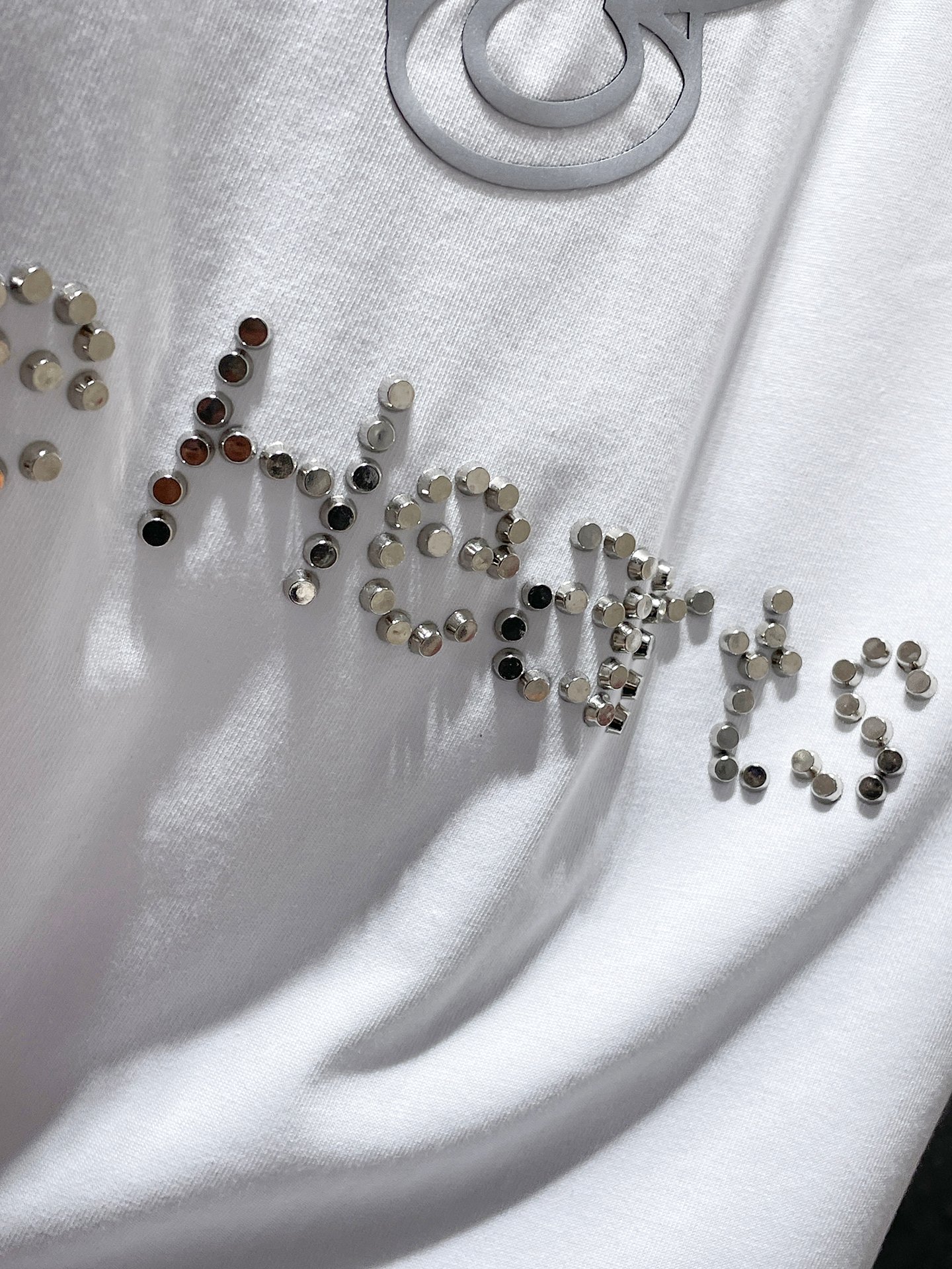 크롬하츠(Chrome Hearts)플로럴 십자가 레터링 핫픽스 반팔 티셔츠 - 이미지 8