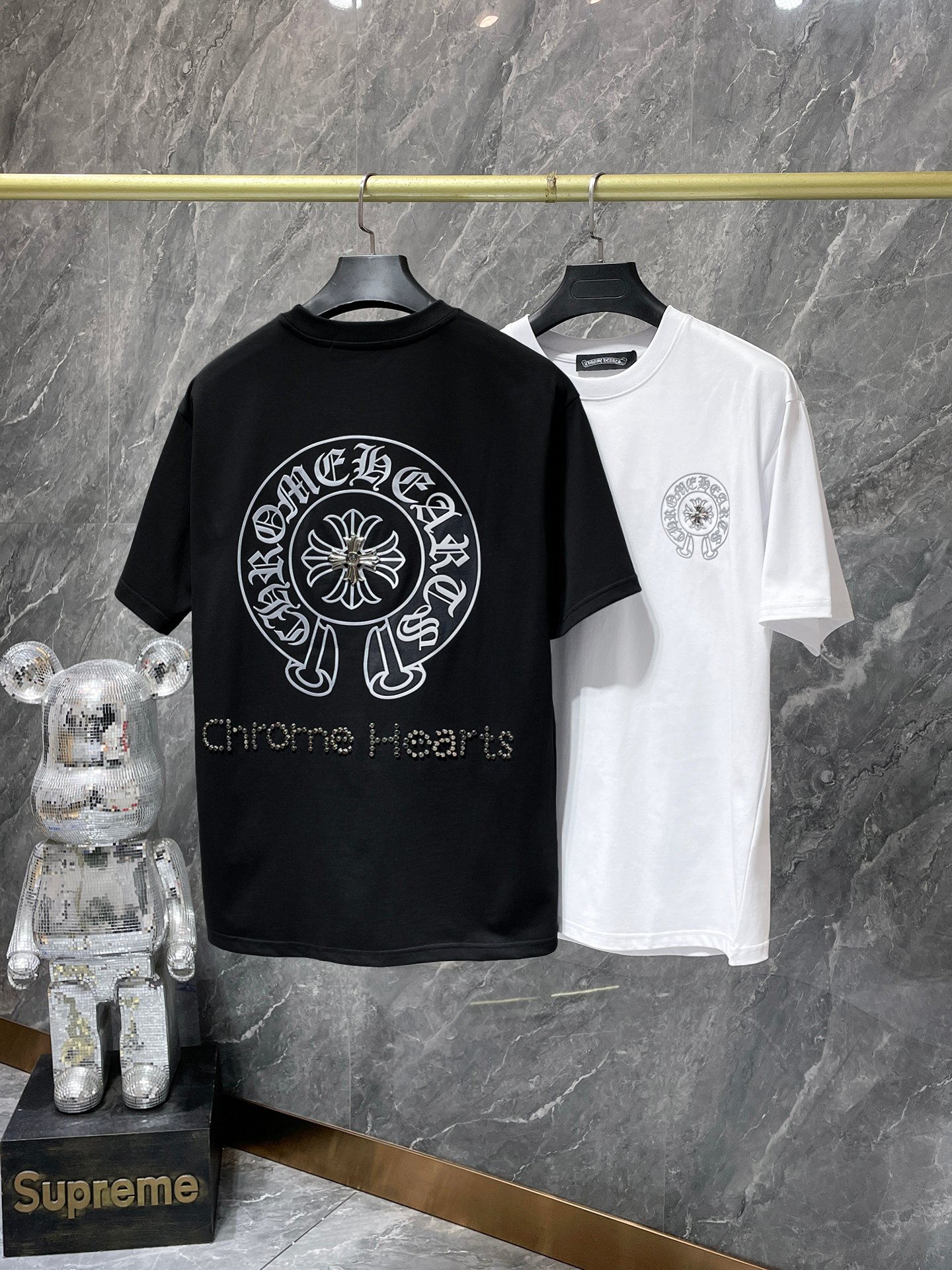 크롬하츠(Chrome Hearts)플로럴 십자가 레터링 핫픽스 반팔 티셔츠 - 이미지 9