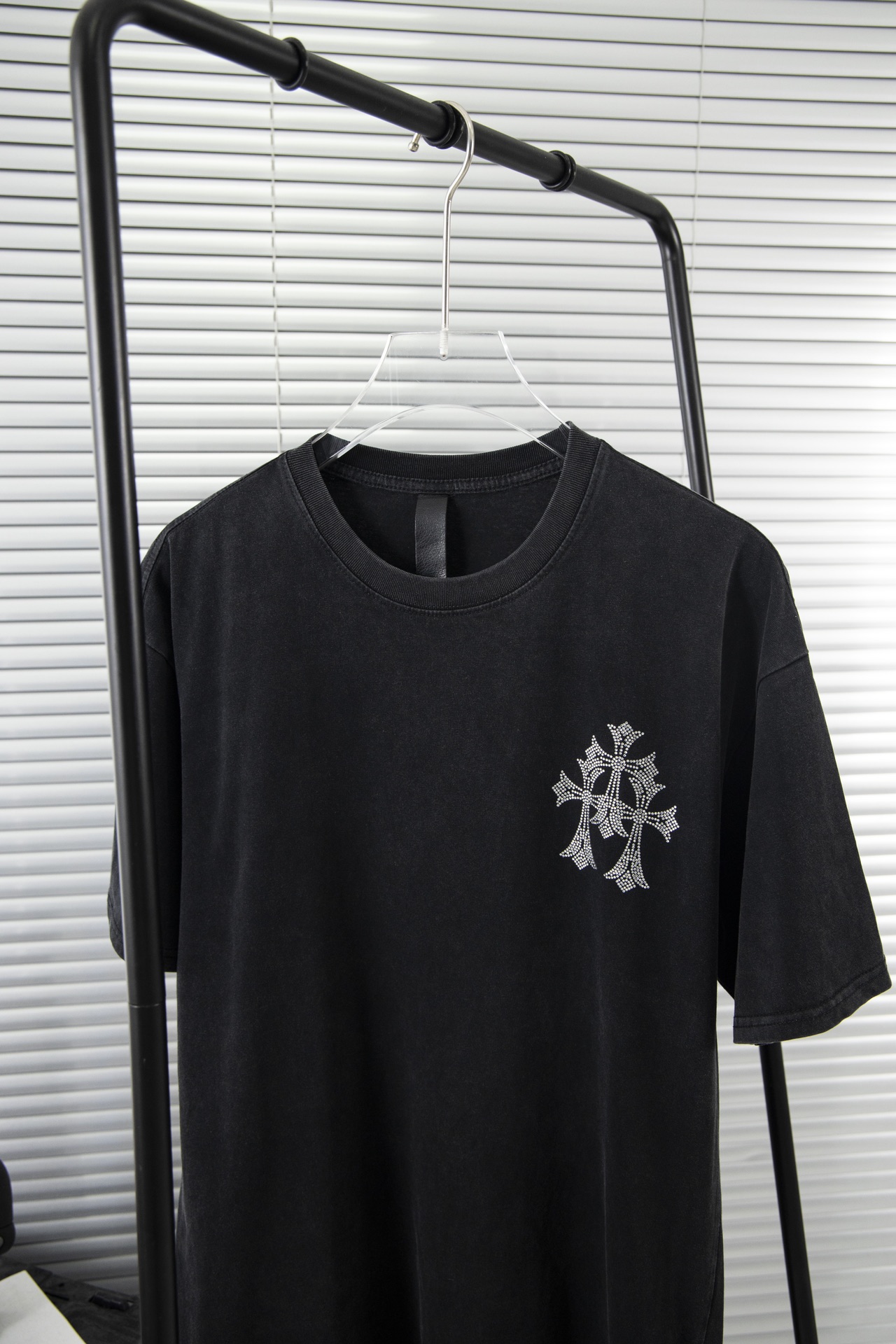 크롬하츠(Chrome Hearts)플로럴 십자가 핫픽스 워싱 오버핏 반팔 티셔츠 - 이미지 4