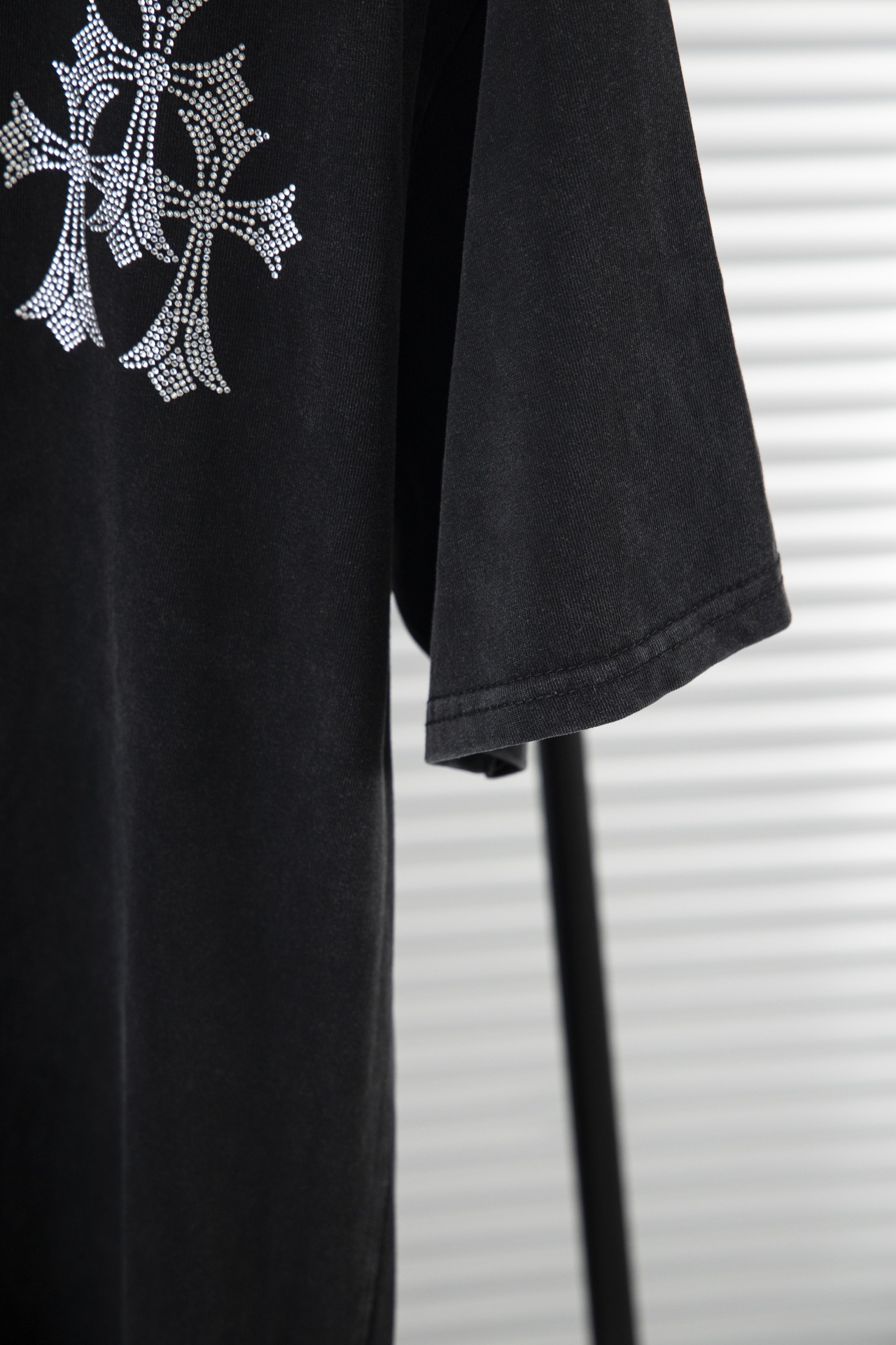 크롬하츠(Chrome Hearts)플로럴 십자가 핫픽스 워싱 오버핏 반팔 티셔츠 - 이미지 5