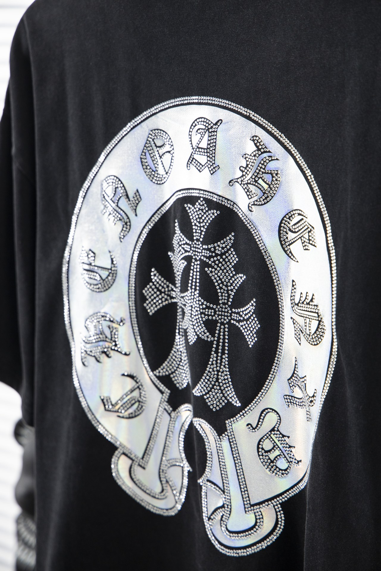 크롬하츠(Chrome Hearts)플로럴 십자가 핫픽스 워싱 오버핏 반팔 티셔츠 - 이미지 6