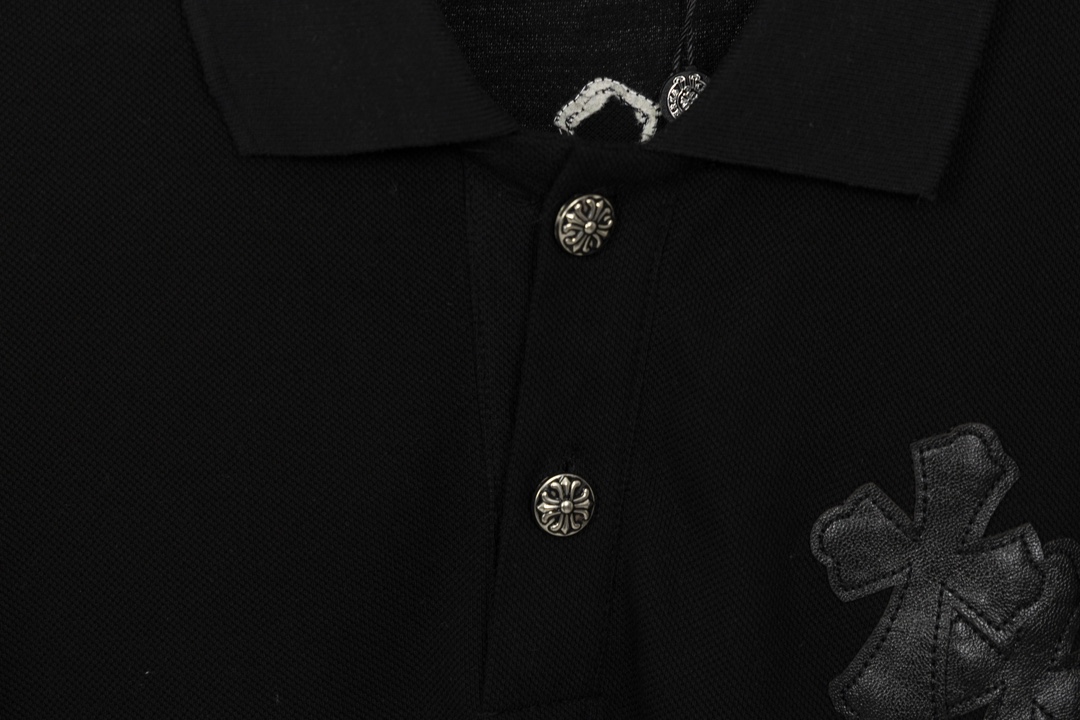 크롬하츠(Chrome Hearts)십자가 가죽 자수 플로럴 실버 버튼 반팔 폴로 티셔츠 - 이미지 4
