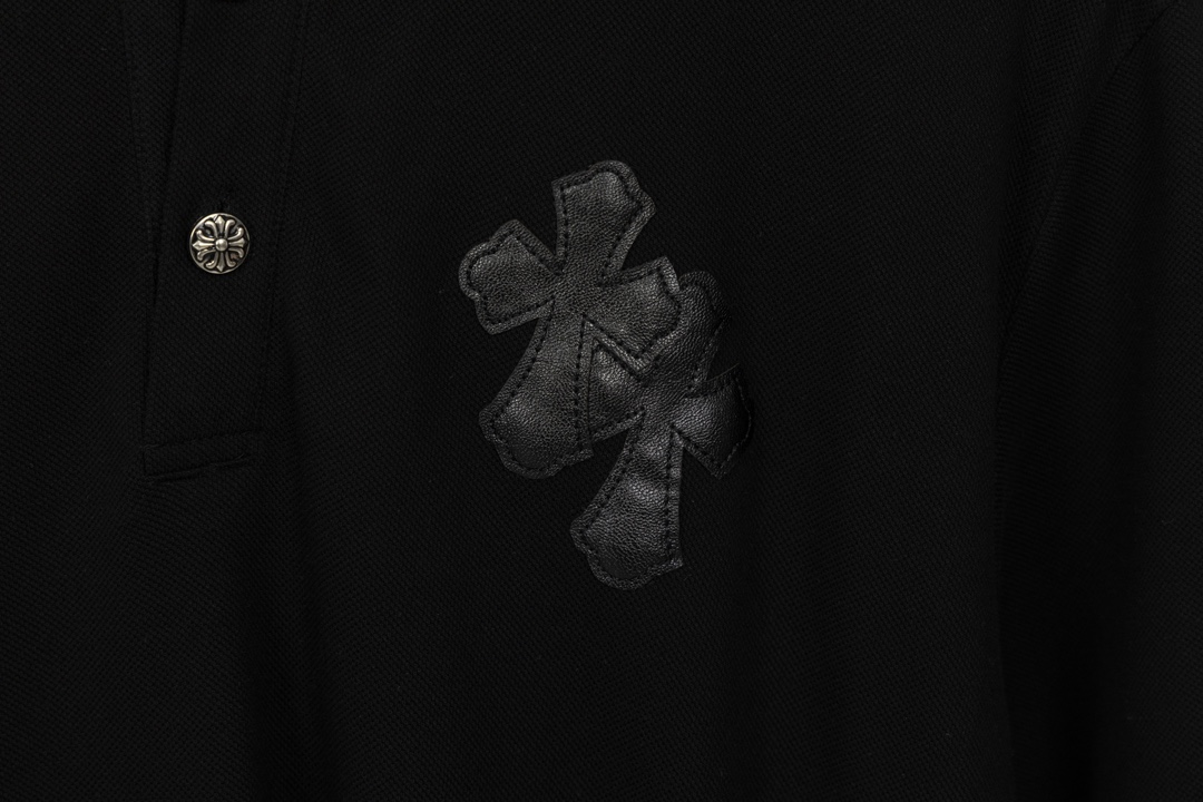 크롬하츠(Chrome Hearts)십자가 가죽 자수 플로럴 실버 버튼 반팔 폴로 티셔츠 - 이미지 5