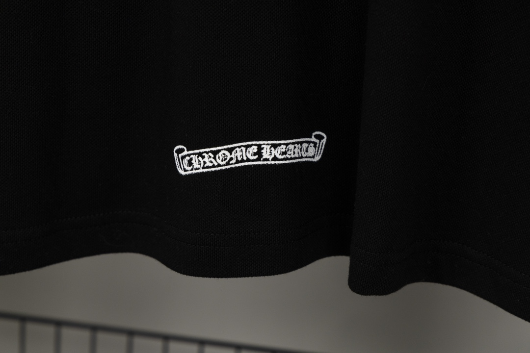 크롬하츠(Chrome Hearts)십자가 가죽 자수 플로럴 실버 버튼 반팔 폴로 티셔츠 - 이미지 8