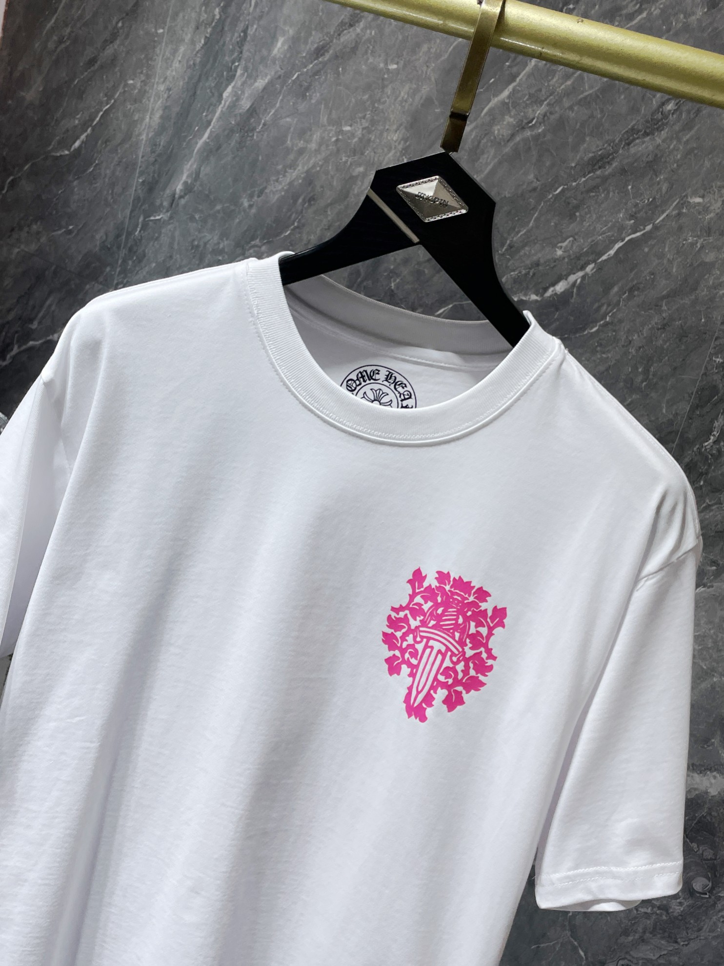 크롬하츠(Chrome Hearts) 플로럴 십자가 핑크 포인트 반팔 티셔츠 - 이미지 6