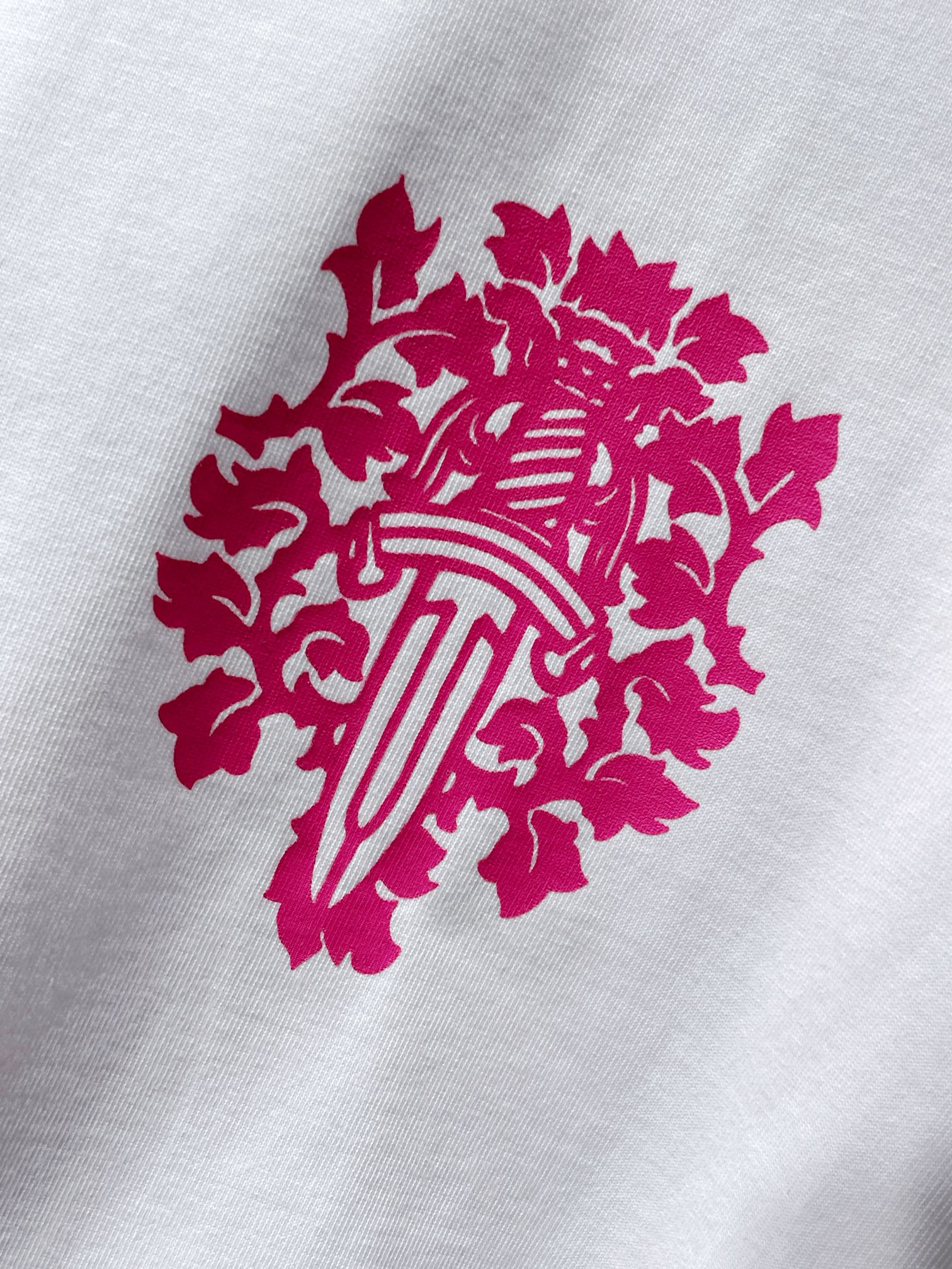 크롬하츠(Chrome Hearts) 플로럴 십자가 핑크 포인트 반팔 티셔츠 - 이미지 7