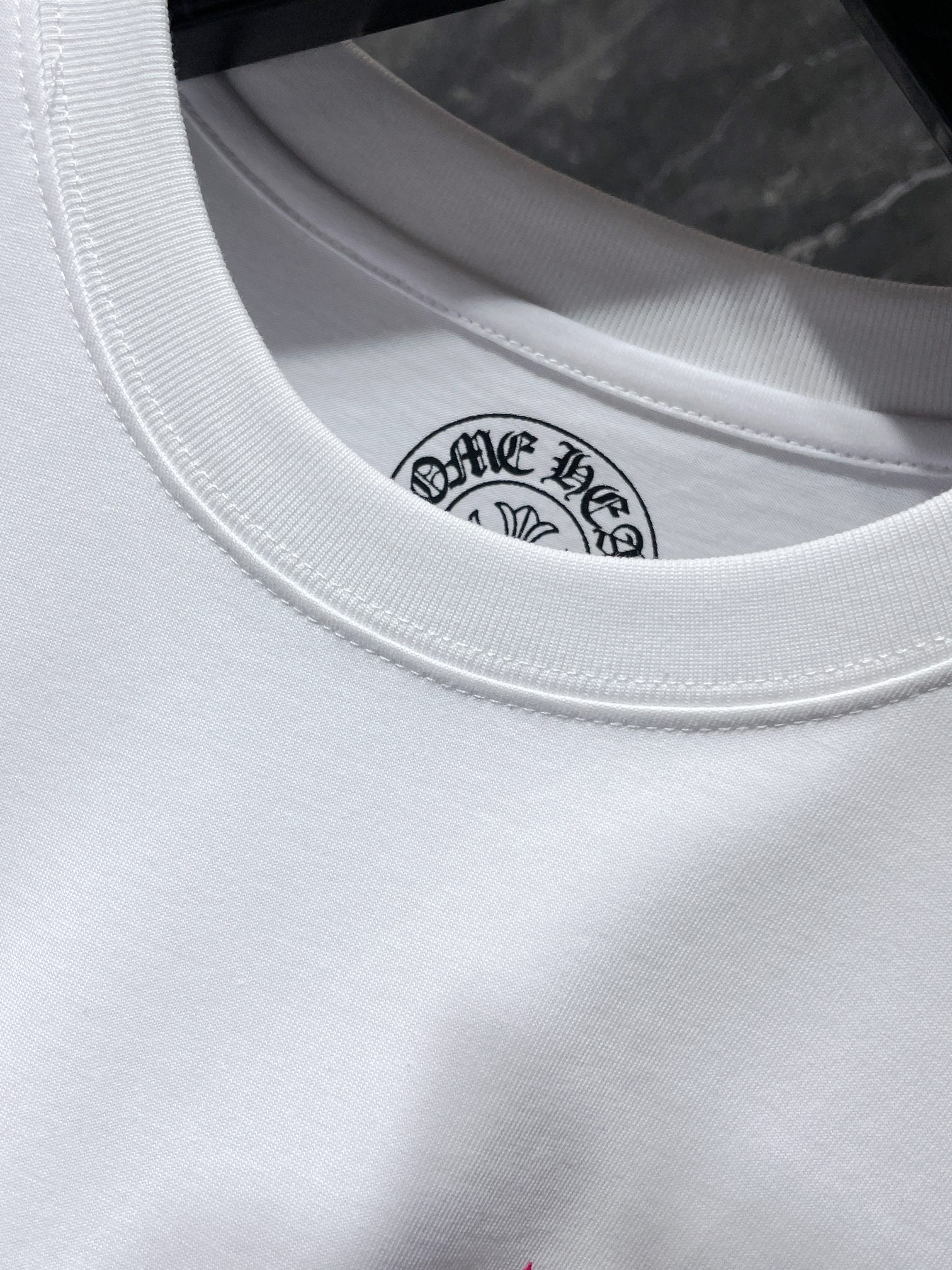 크롬하츠(Chrome Hearts) 플로럴 십자가 핑크 포인트 반팔 티셔츠 - 이미지 5