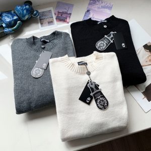 크롬하츠(Chrome Hearts) 플로럴 십자가 니트 라운드넥 스웨터