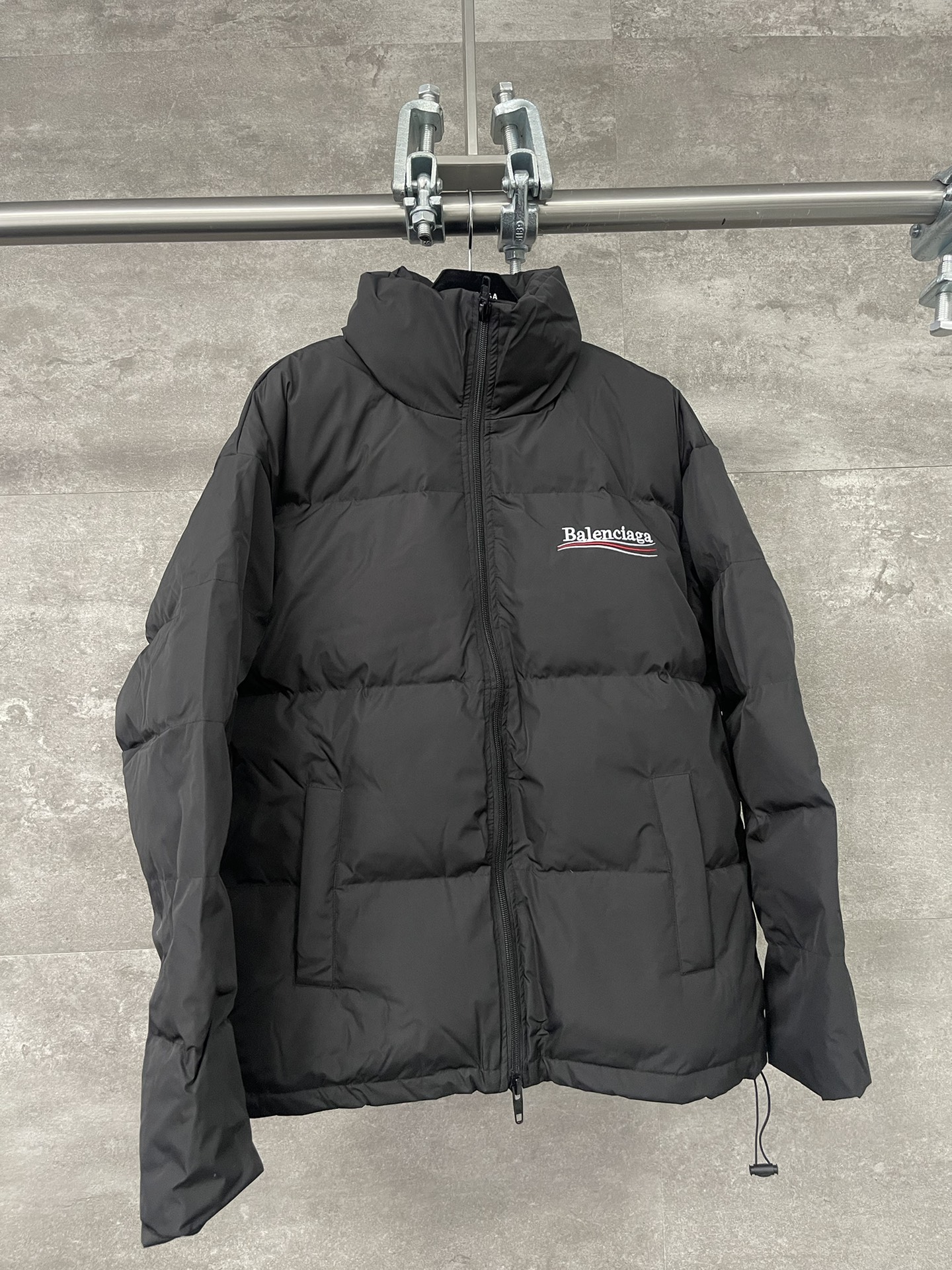 발렌시아가(Balenciaga) 웨이브 로고 자수 다운 자켓