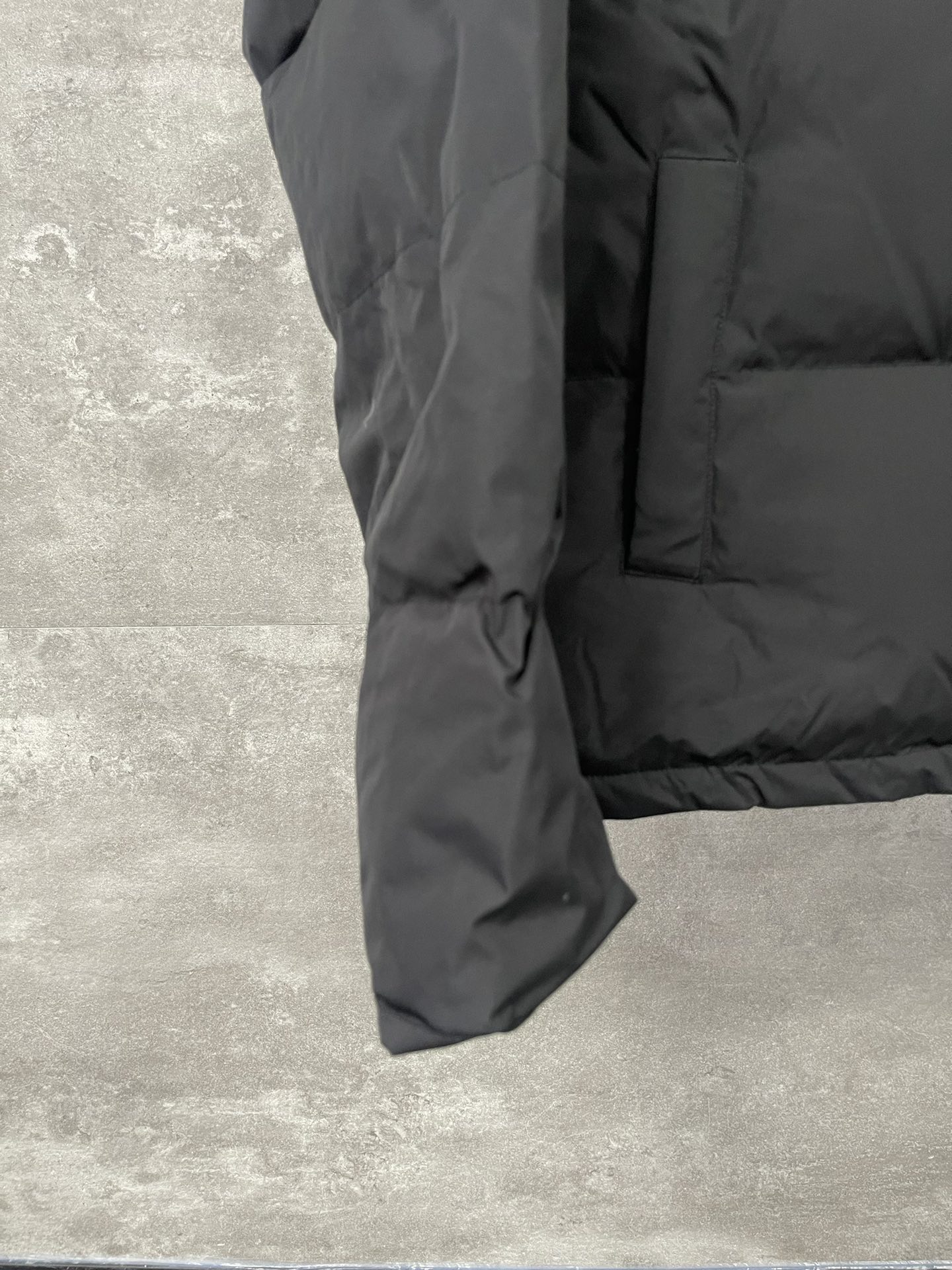 발렌시아가(Balenciaga) 웨이브 로고 자수 다운 자켓 - 이미지 5