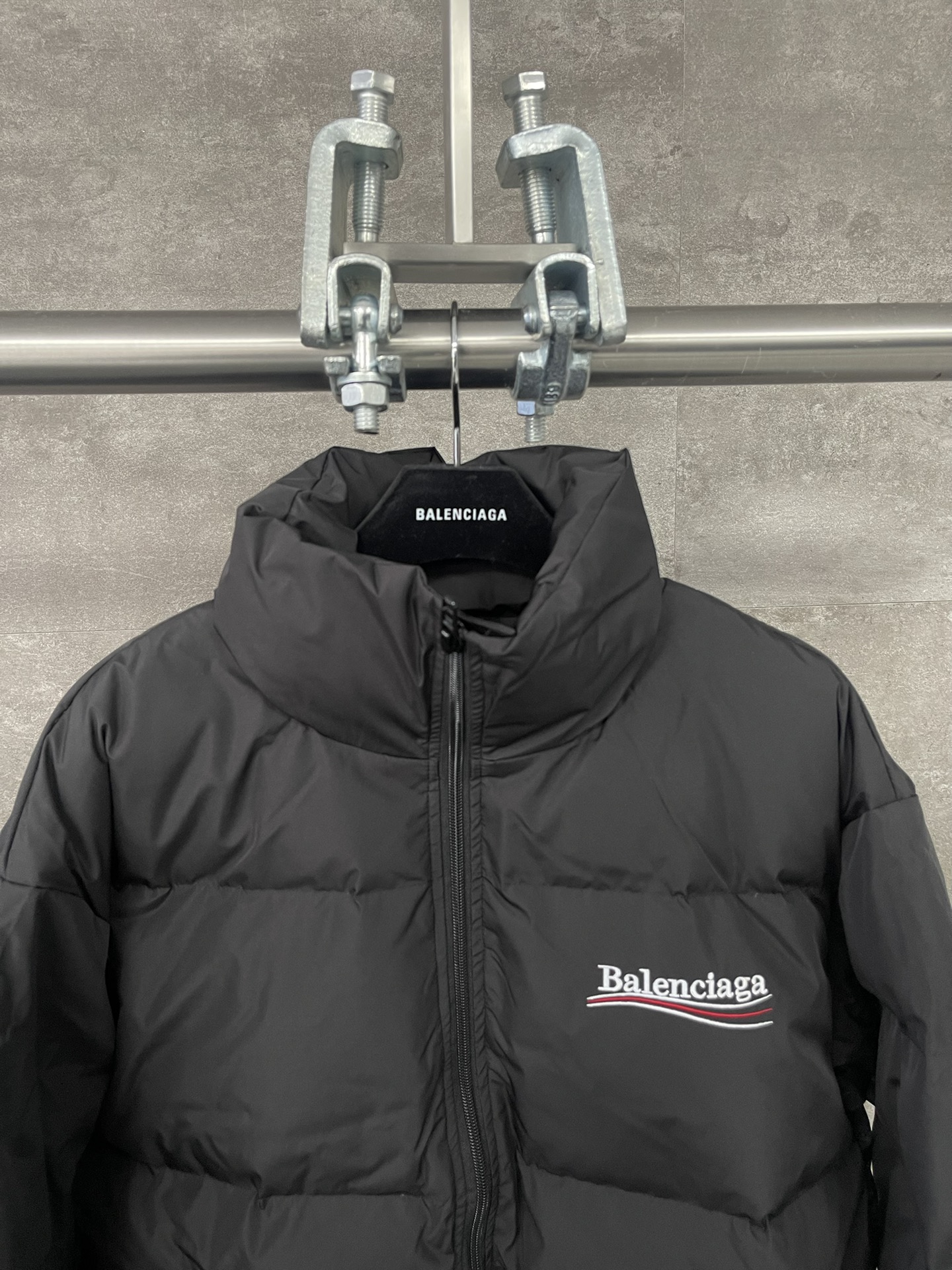 발렌시아가(Balenciaga) 웨이브 로고 자수 다운 자켓 - 이미지 2