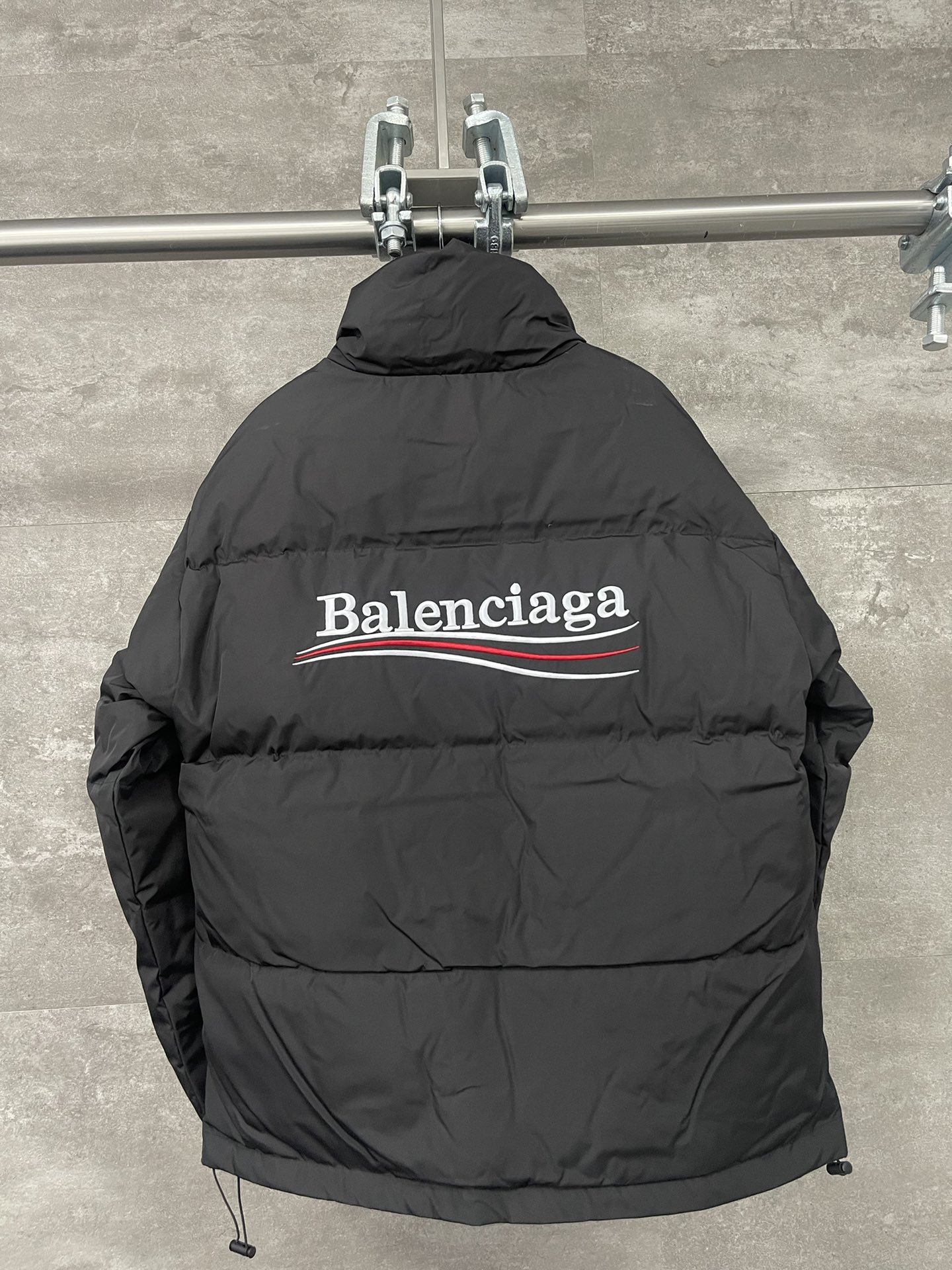 발렌시아가(Balenciaga) 웨이브 로고 자수 다운 자켓 - 이미지 3