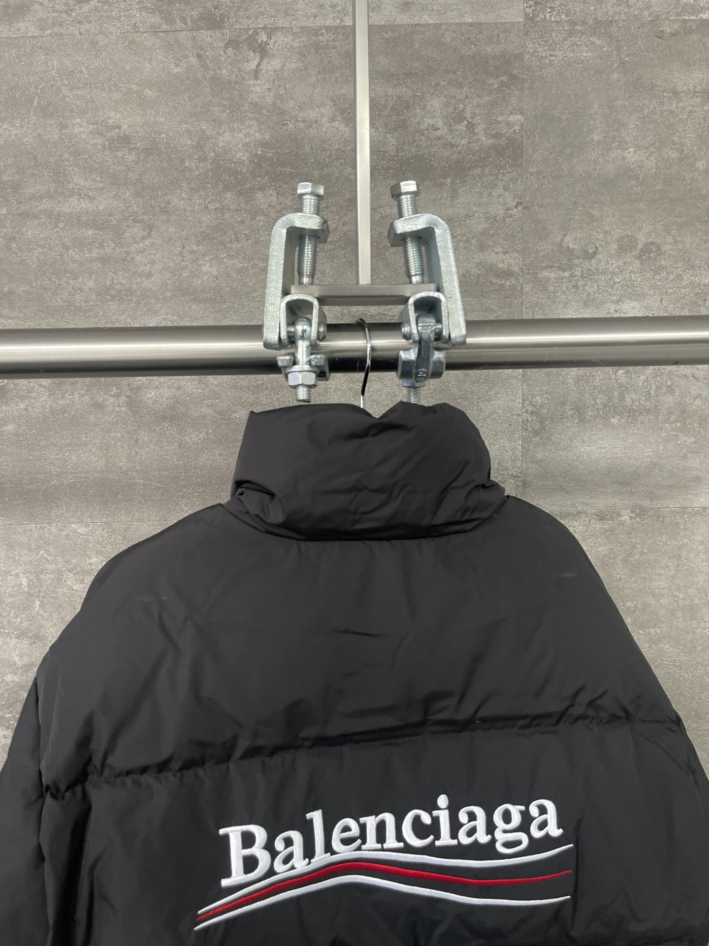 발렌시아가(Balenciaga) 웨이브 로고 자수 다운 자켓 - 이미지 4