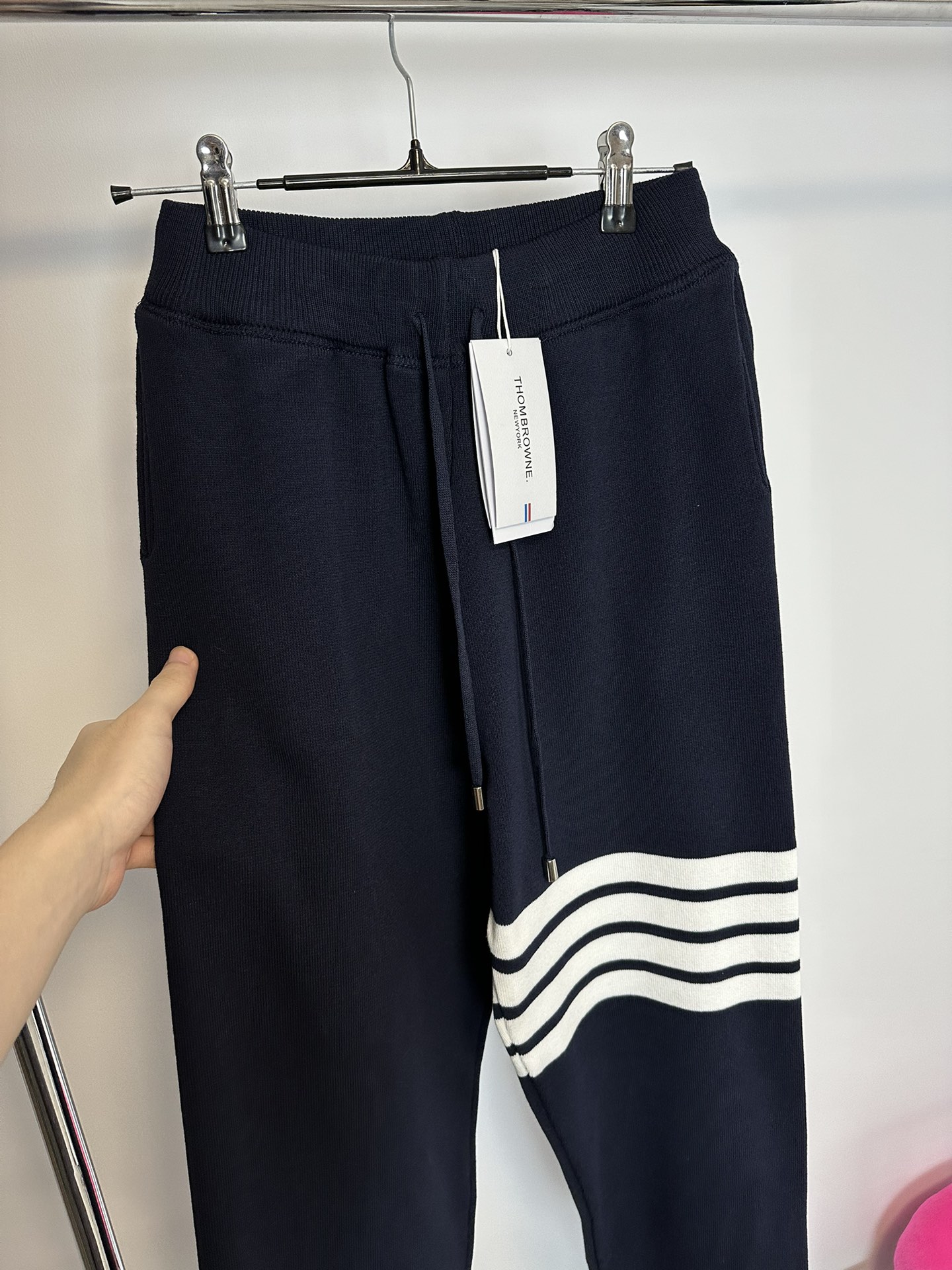 톰브라운(Thom Browne) 사선 암밴드 루프백 코튼 트레이닝 조거 팬츠 - 이미지 2