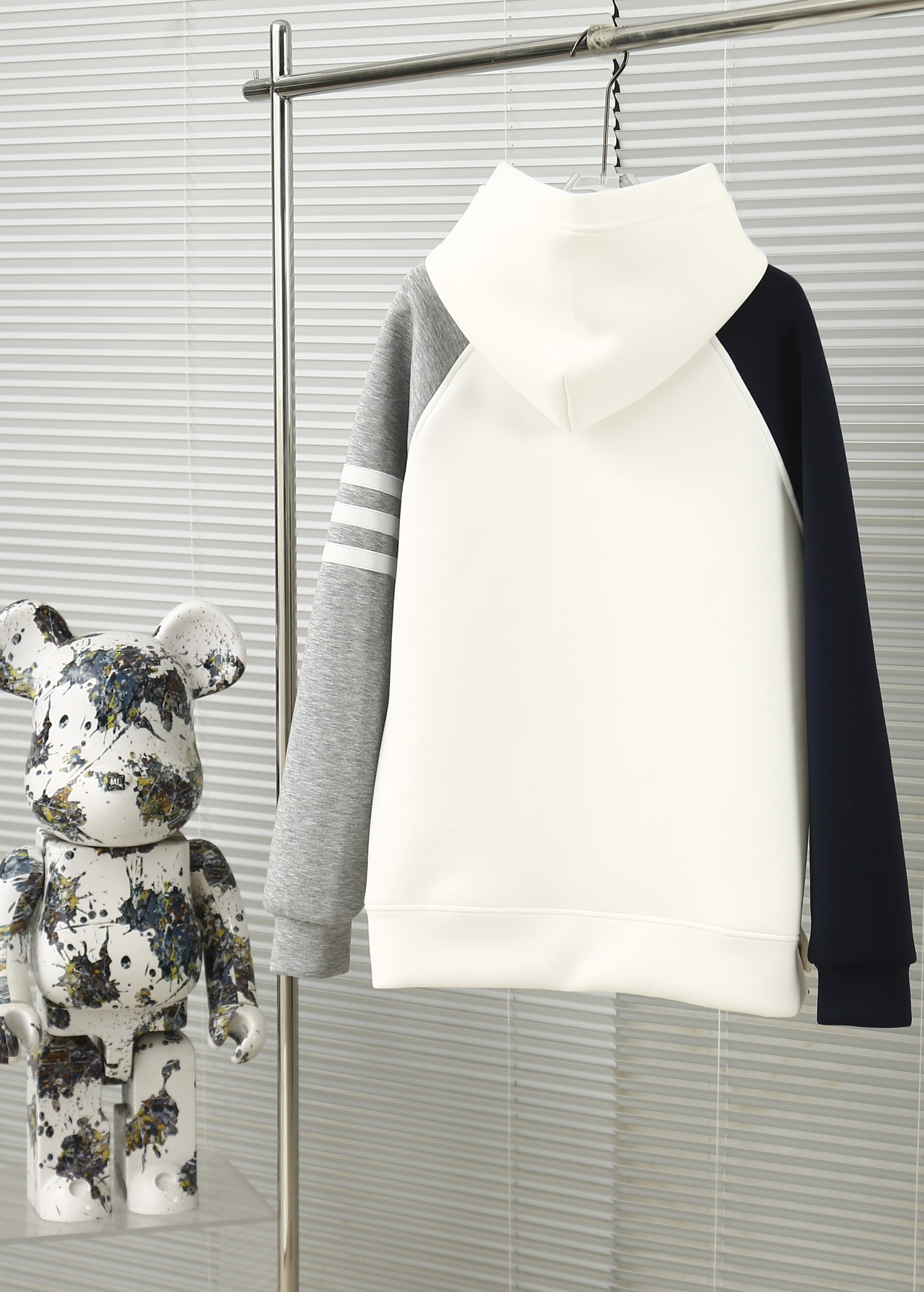 톰브라운(Thom Browne) 암밴드 배색 라그랑 후드 티셔츠 - 이미지 2