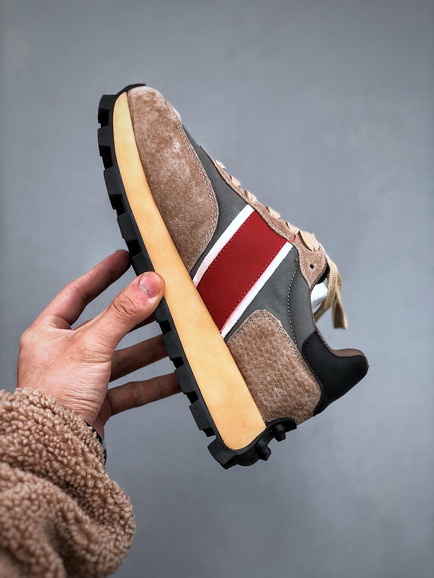 구찌 (Gucci) 리-모션 스니커즈 - 이미지 2