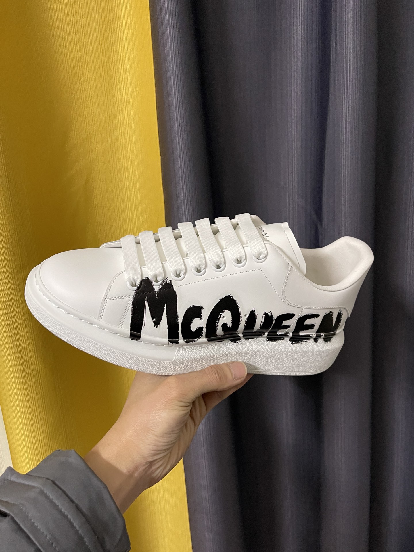 알렉산더 맥퀸 (Alexander McQueen) 오버사이즈 그래피티 스니커즈 - 이미지 2