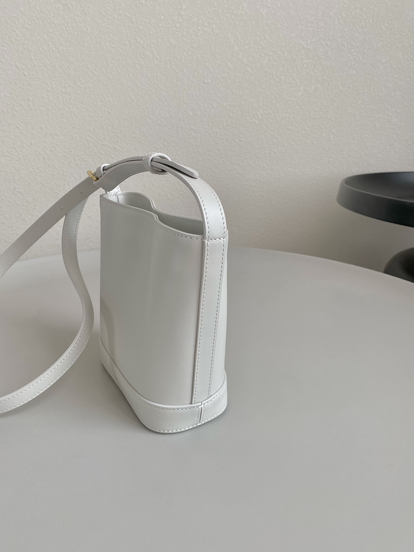 셀린느(CELINE) 퀴르 트리옹프 미니 버킷백 - 이미지 2