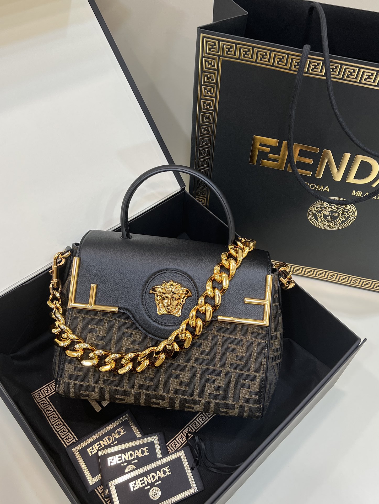 펜다체 (Fendi x Versace) 라 메두사 핸드백 - 이미지 2