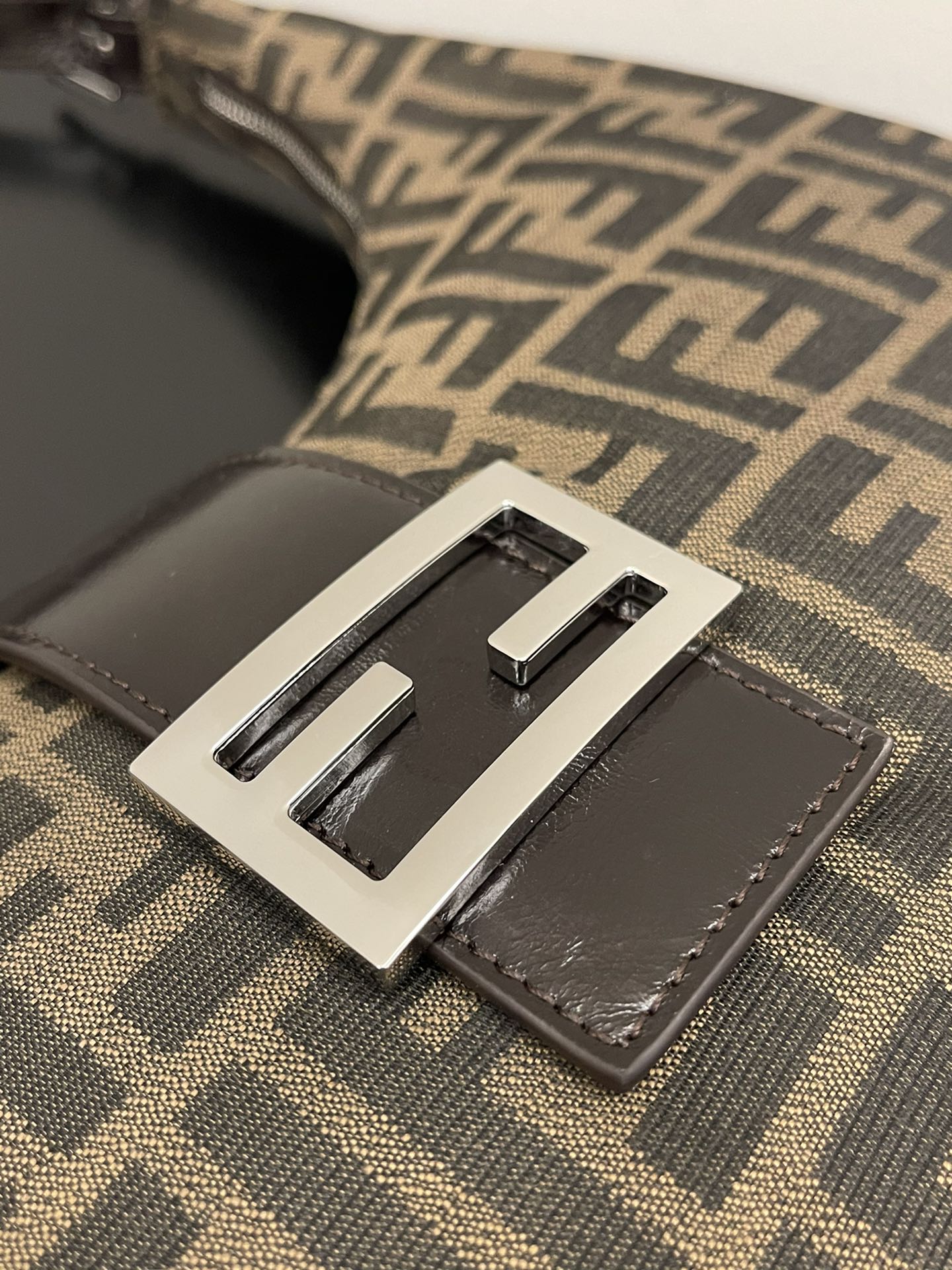 펜디(FENDI) 주카 캔버스 호보백 - 이미지 2