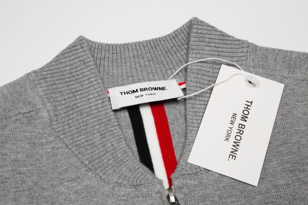 톰브라운(Thom Browne) 사선 암밴드 클래식 니트 집업 가디건 - 그레이 - 이미지 3