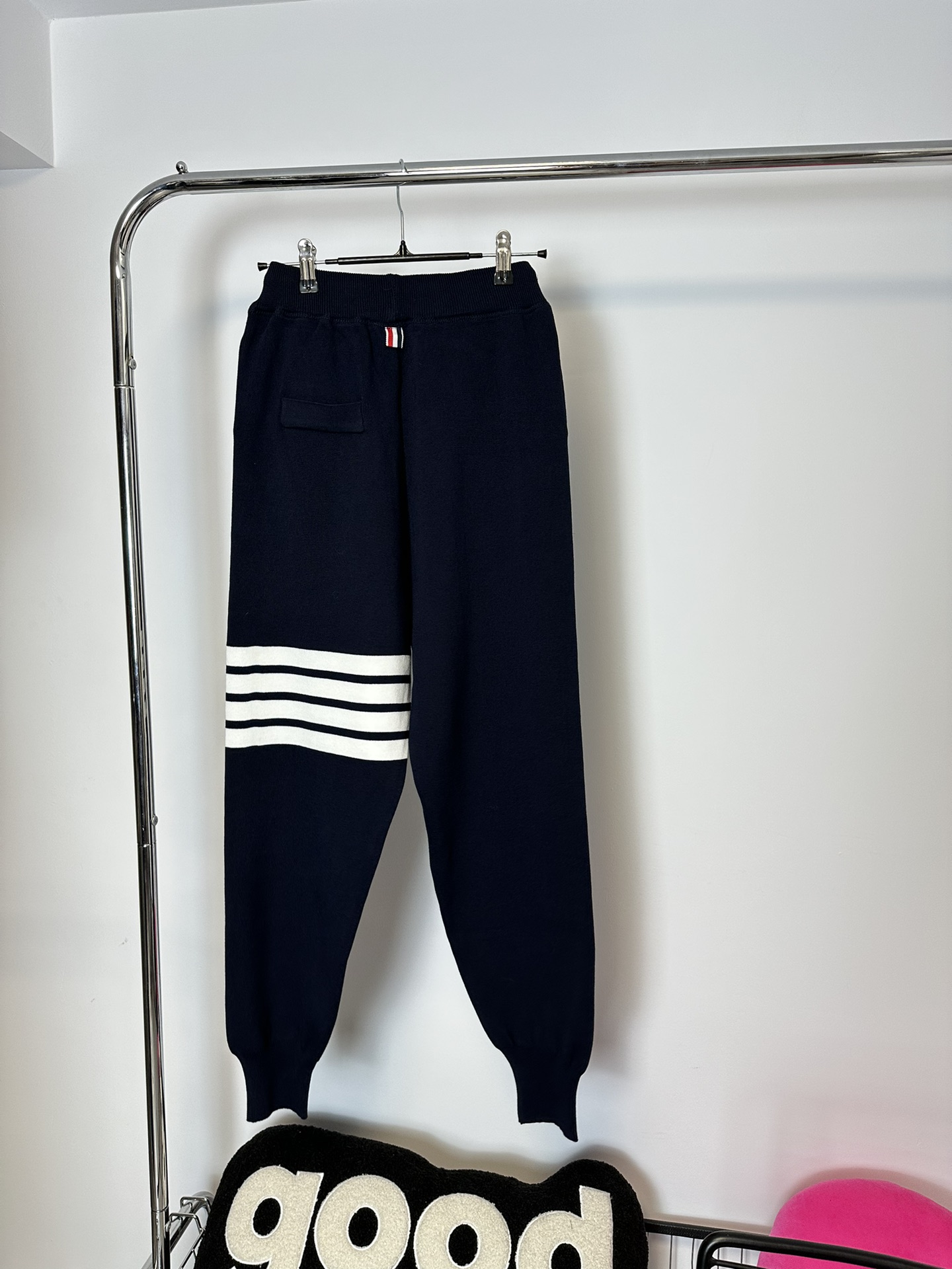 톰브라운(Thom Browne) 사선 암밴드 루프백 코튼 트레이닝 조거 팬츠 - 이미지 4