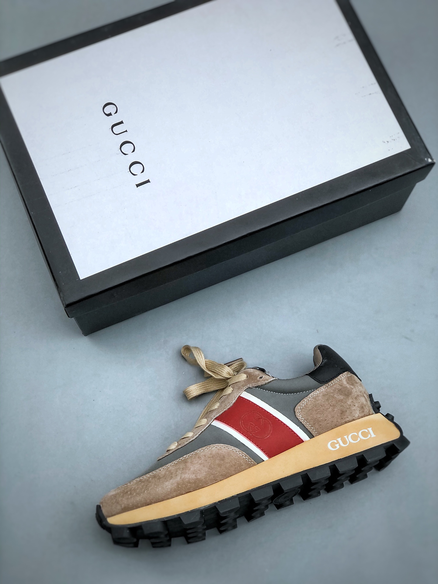 구찌 (Gucci) 리-모션 스니커즈 - 이미지 3