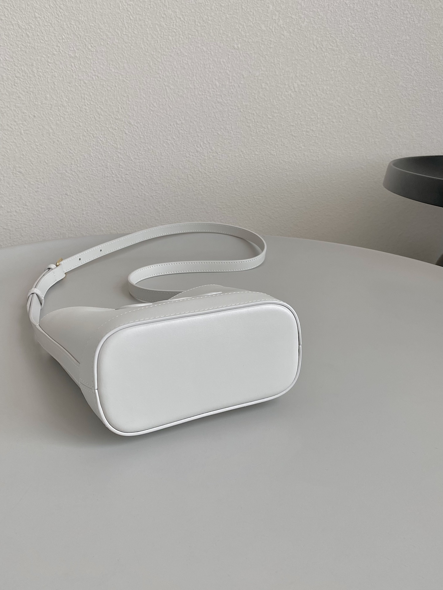 셀린느(CELINE) 퀴르 트리옹프 미니 버킷백 - 이미지 3