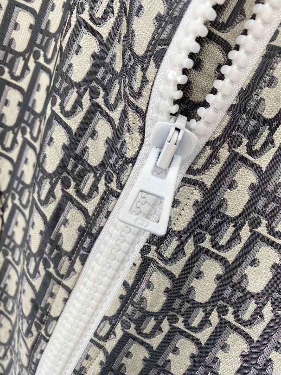 디올(Dior) 오블리크 워싱 테크니컬 후드 블루종 - 이미지 4