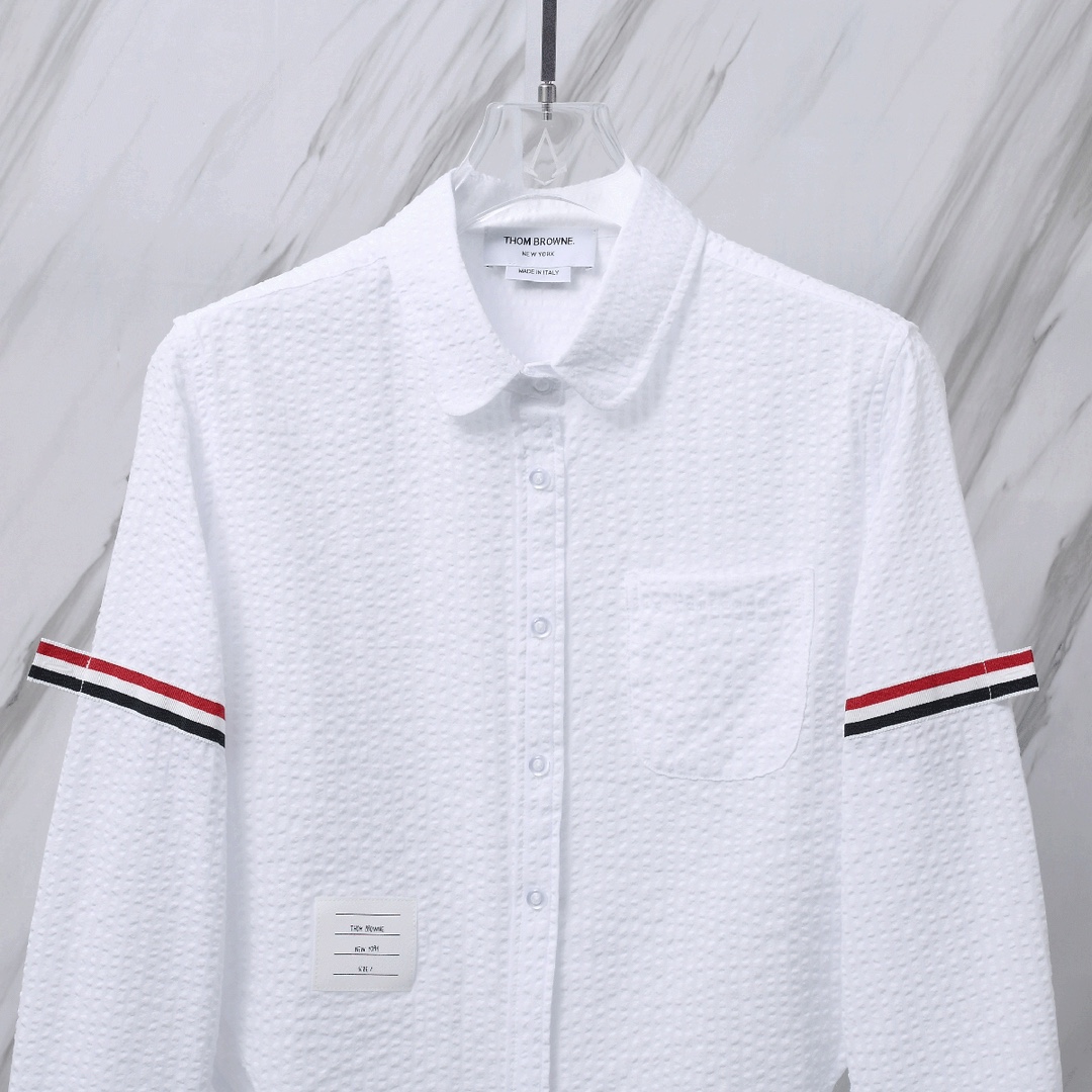 톰브라운(Thom Browne) 여성용 RWB 암밴드 크롭 화이트 셔츠 - 이미지 3