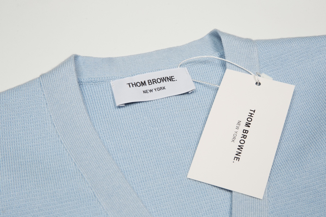 톰브라운(Thom Browne) 사선 암밴드 밀라노 스티치 가디건 - 라이트 블루 - 이미지 3