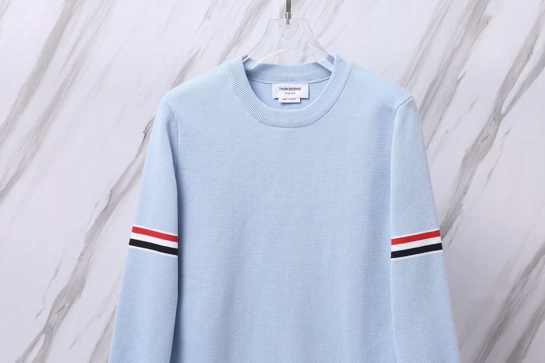 톰브라운(Thom Browne) 스타일 삼색 라인 암밴드 크루넥 니트 스카이 블루 - 이미지 3