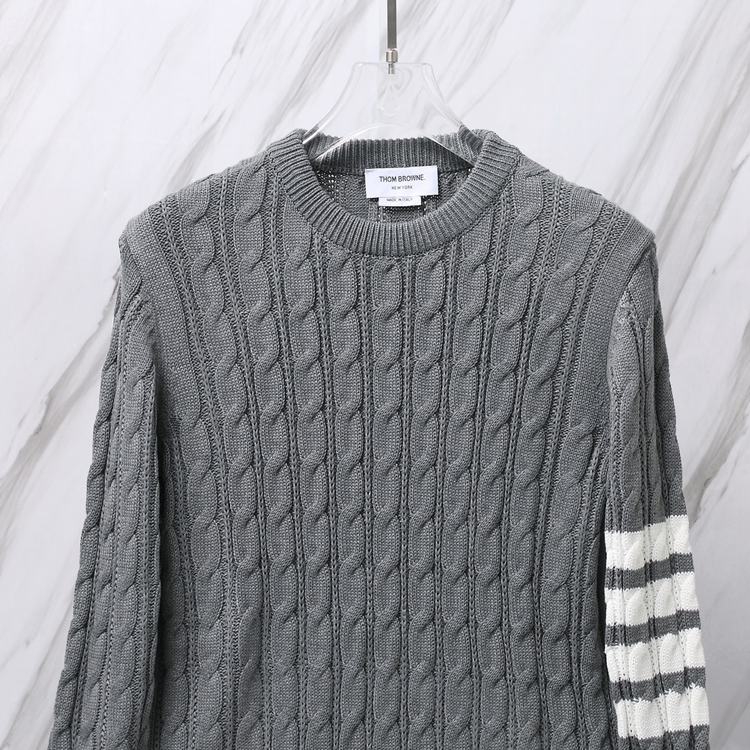 톰브라운(Thom Browne) 클래식 사선 케이블 니트 스웨터 그레이 - 이미지 3