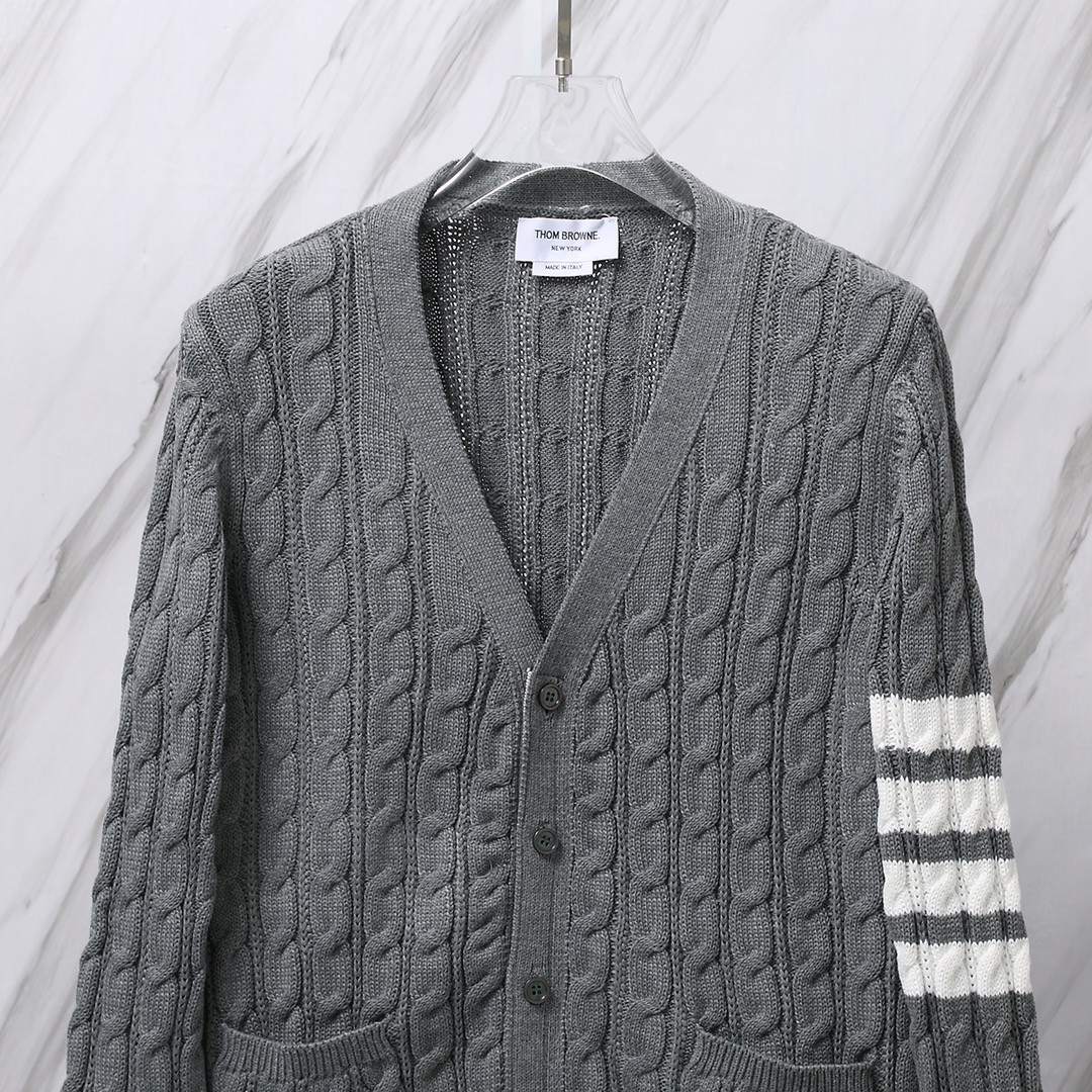 톰브라운(Thom Browne) 클래식 사선 케이블 니트 가디건 그레이 - 이미지 3